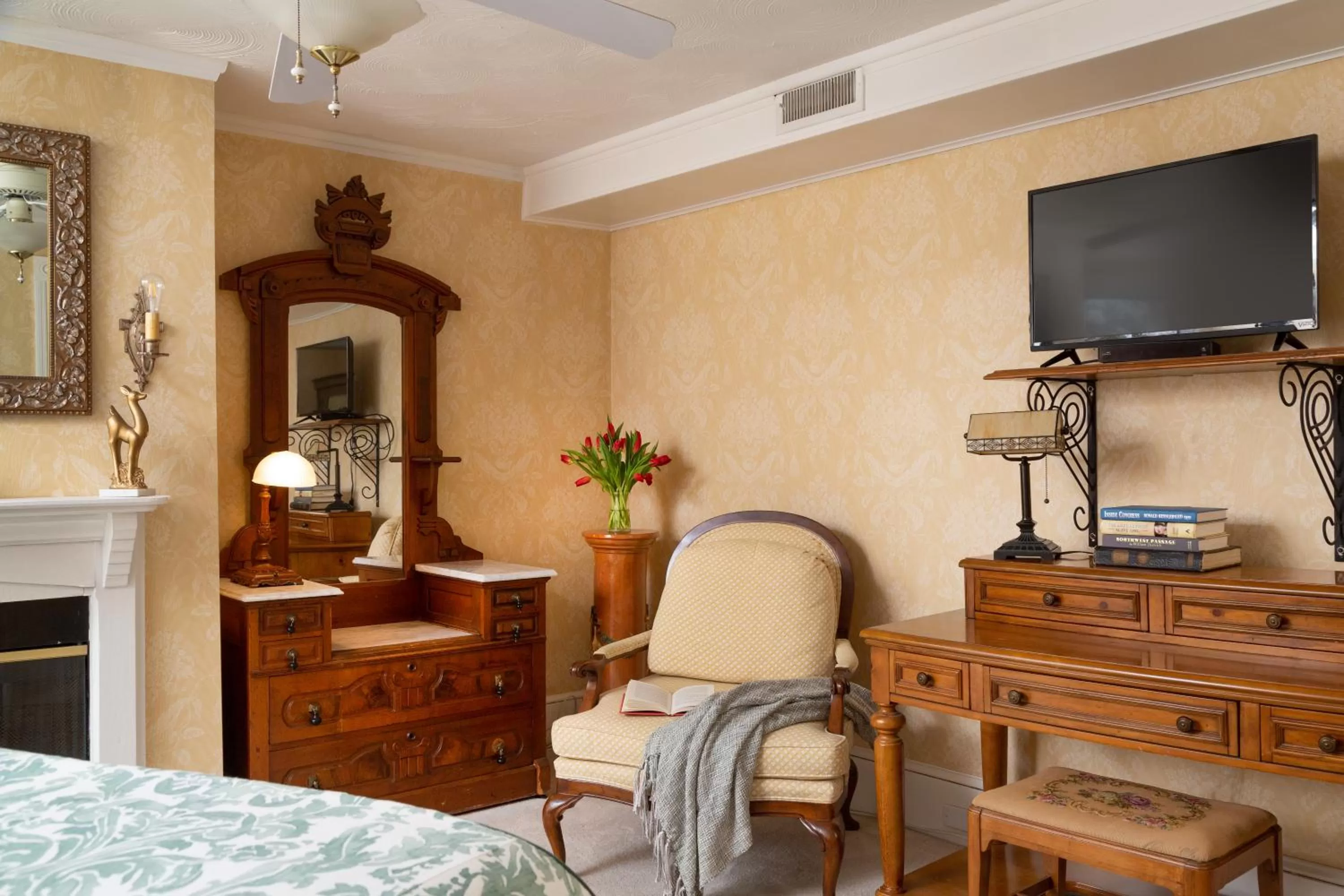 TV and multimedia, Bed in White Doe Inn Bed & Breakfast