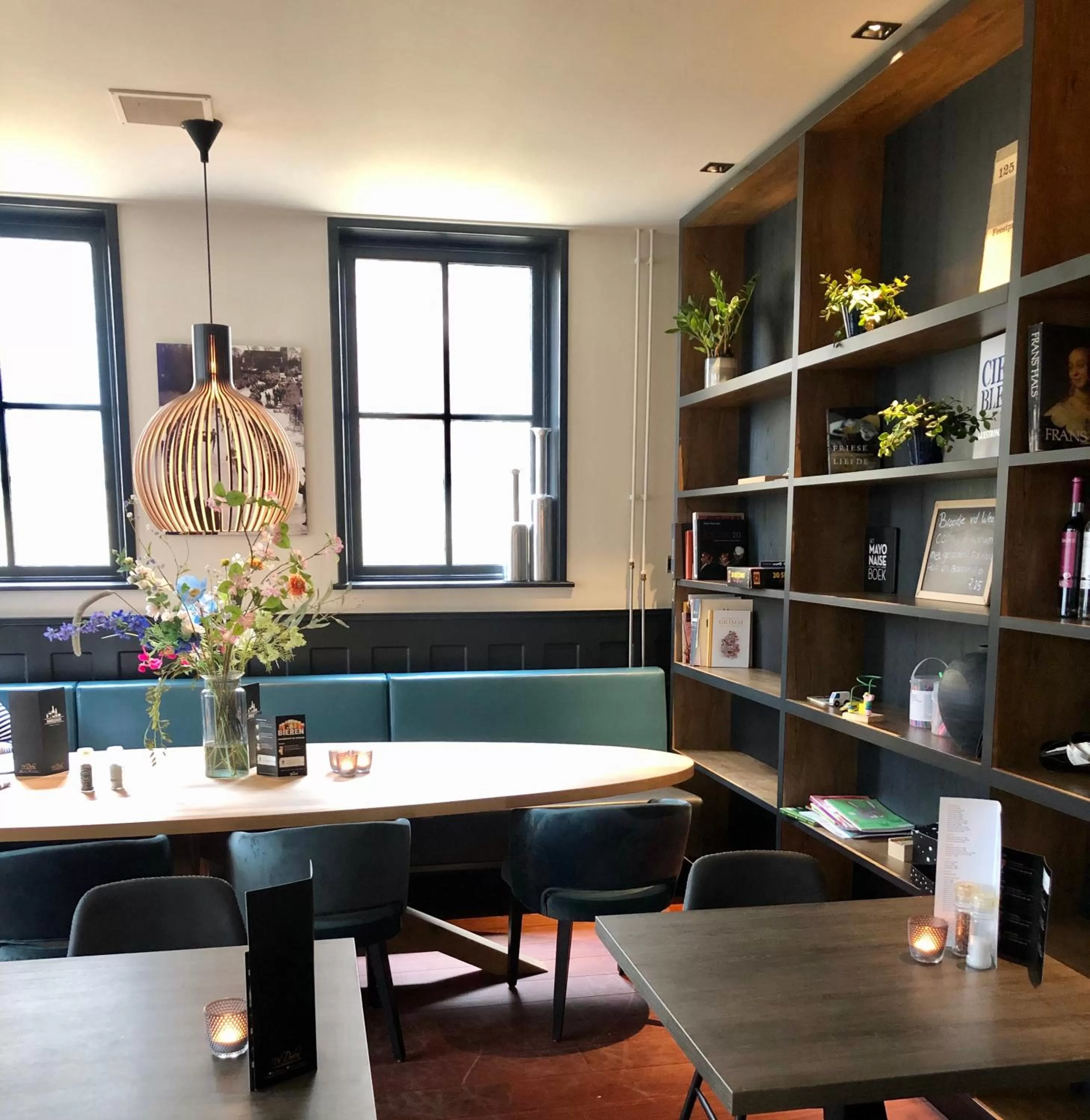 Restaurant/places to eat in Hotel Grandcafe De Doelen