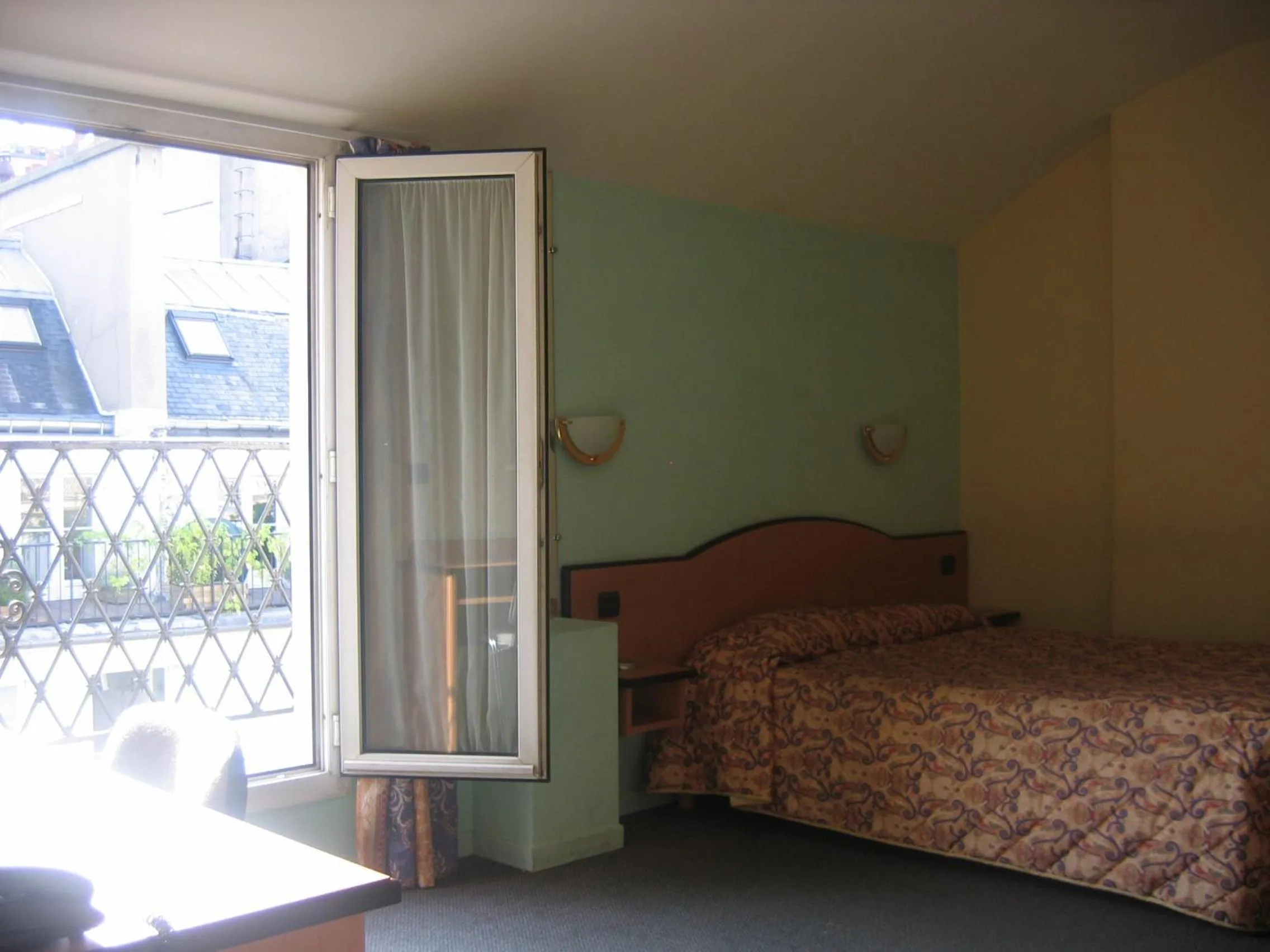 Bed in Hotel Ferney République