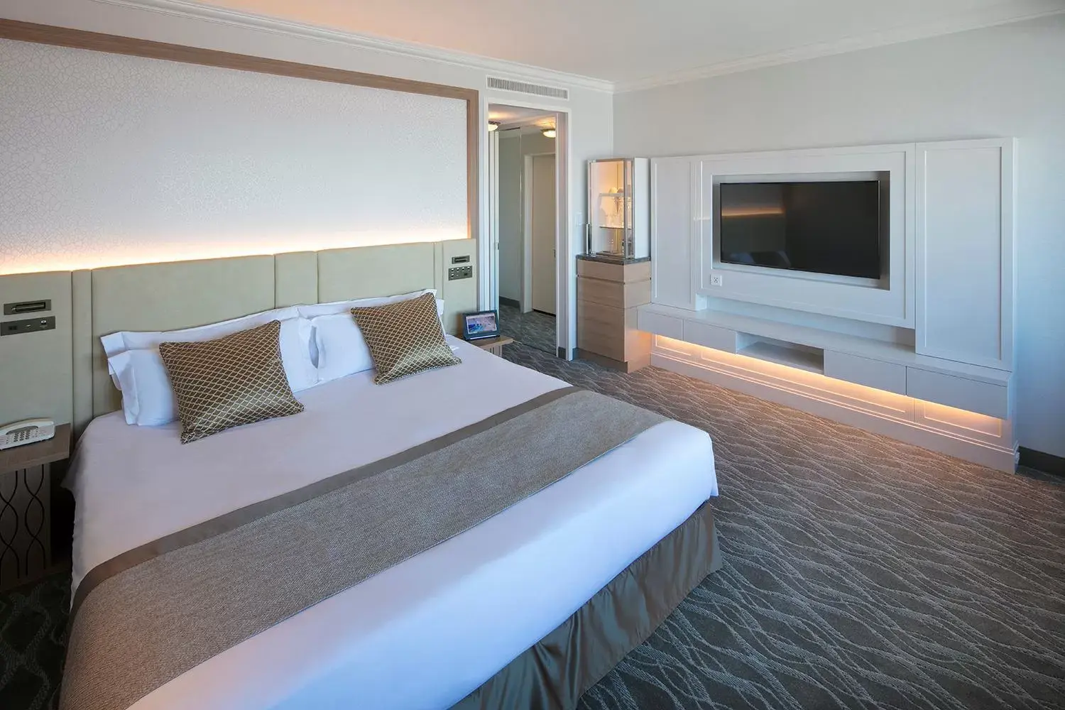 Sky Resort Floor Atelier Deluxe Double Room with City View in Yokohama Royal Park Hotel Sky Resort Floor Atelier Deluxe Double Room with City View in Yokohama Royal Park Hotel