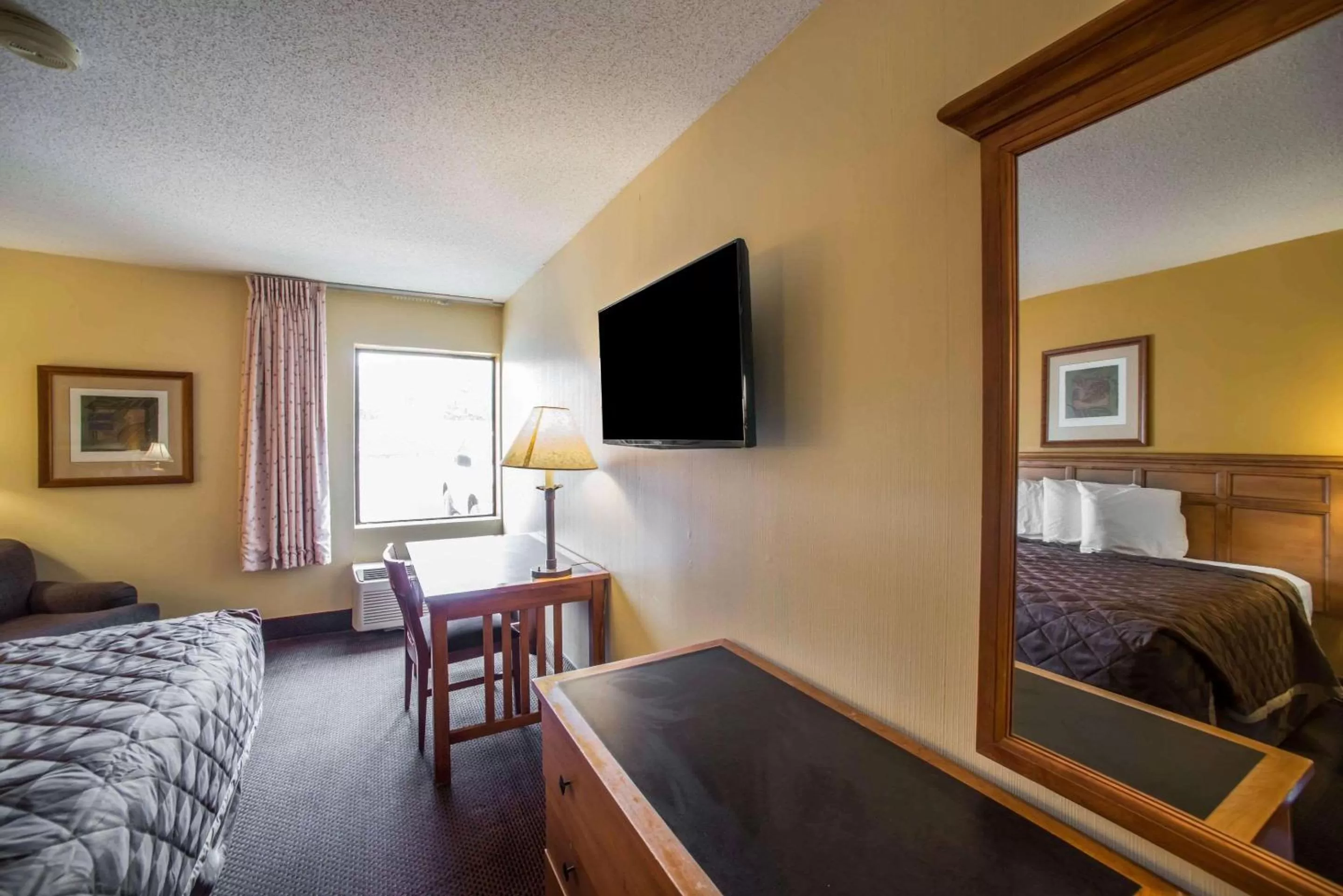 Photo of the whole room in Econo Lodge Marion