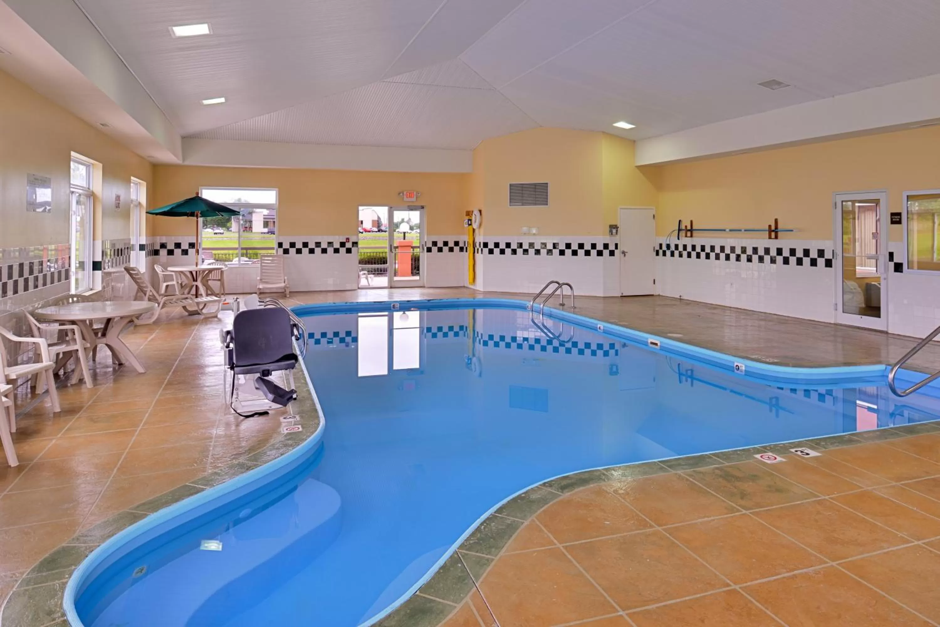 Swimming pool in Red Roof Inn Clyde