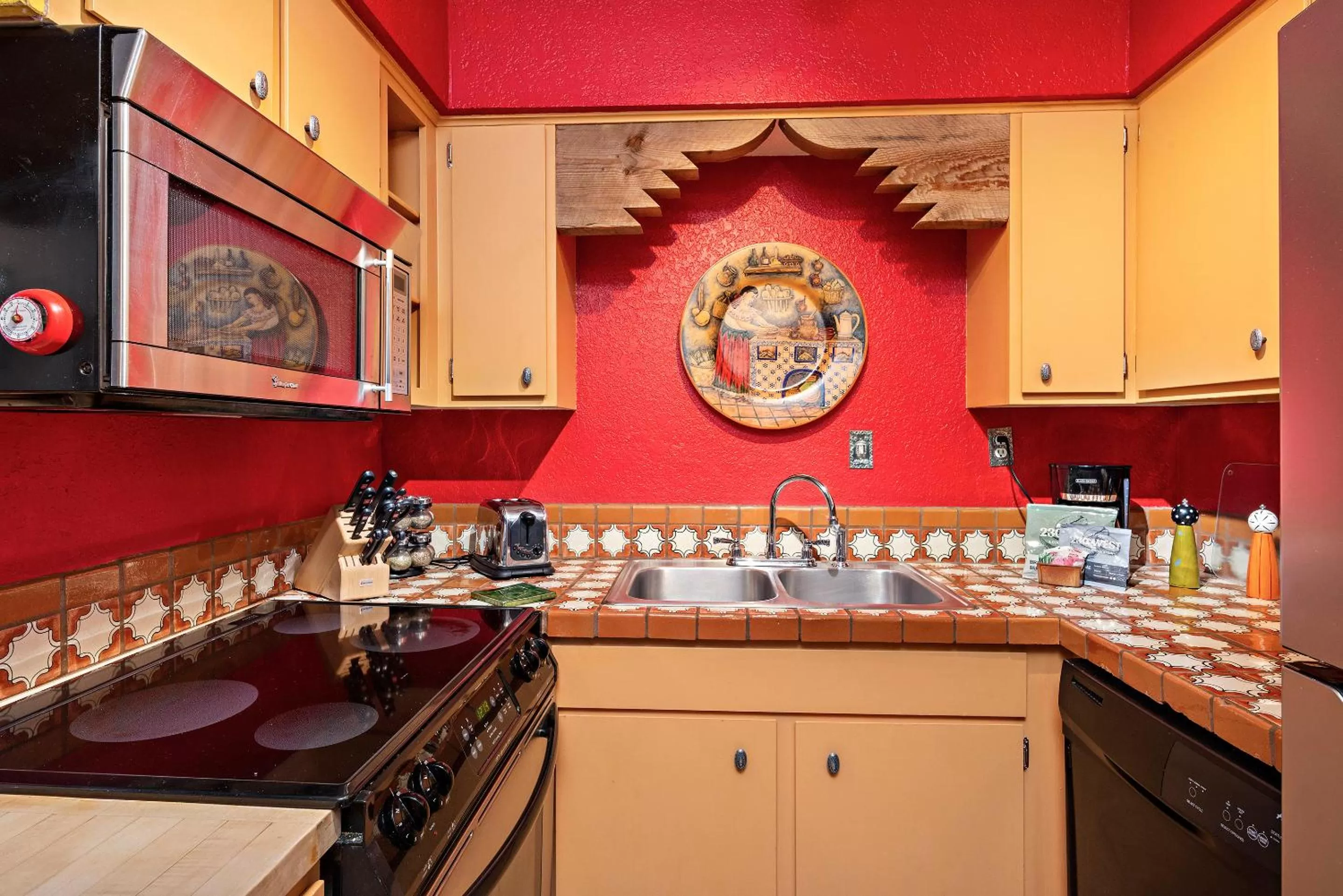 Kitchen or kitchenette in Fort Marcy Suites by All Seasons Resort Lodging