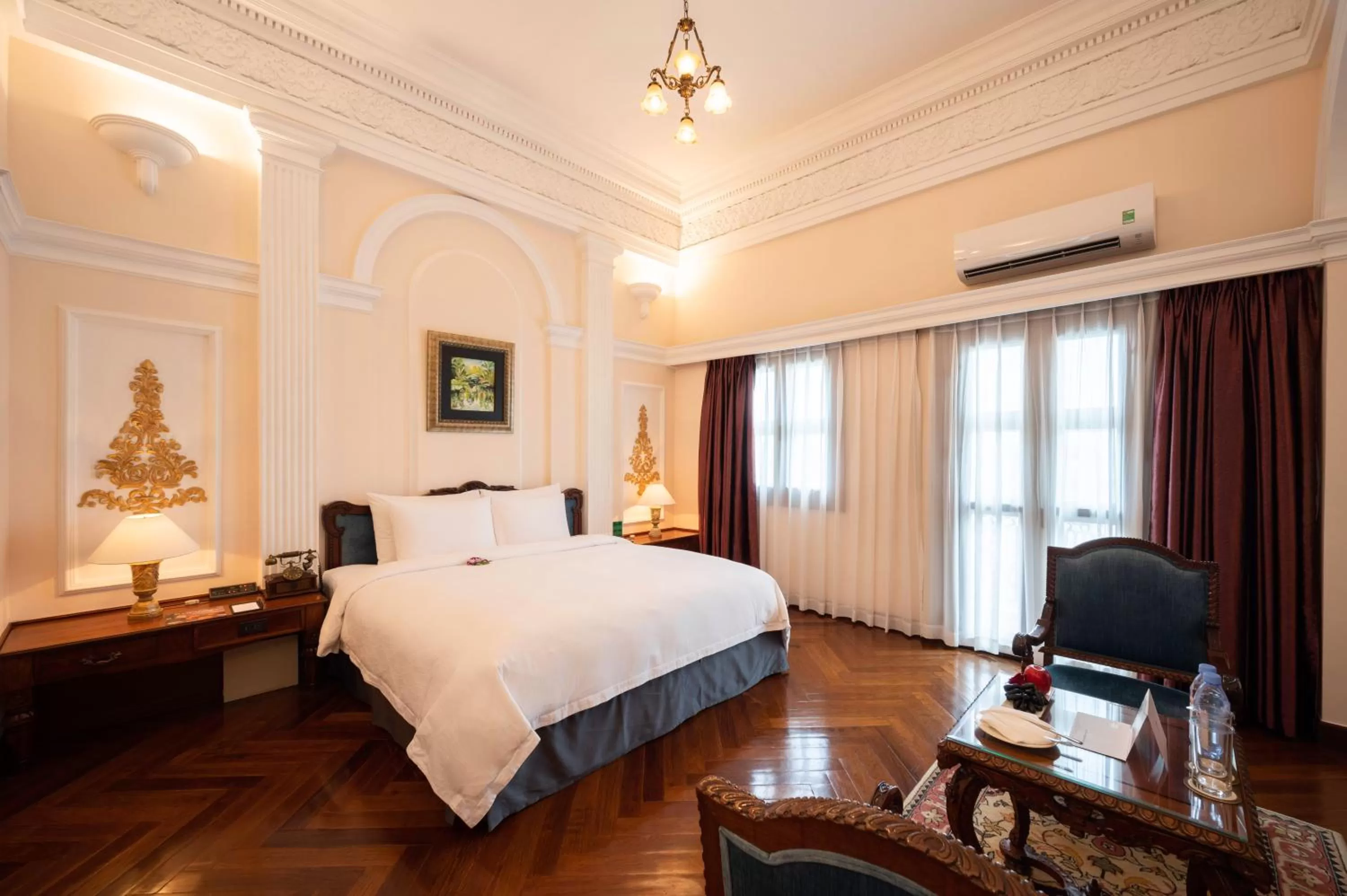 Photo of the whole room, Bed in Hotel Majestic Saigon