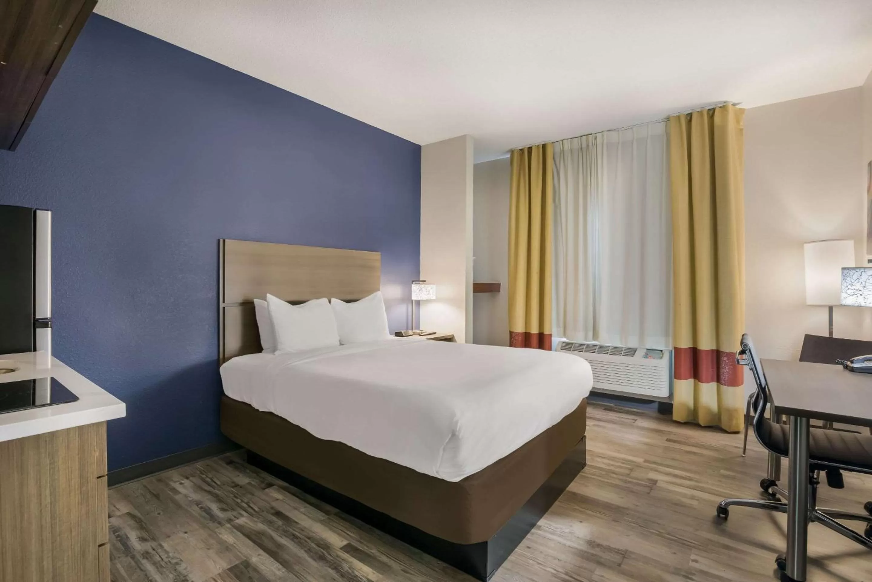 Bedroom, Bed in MainStay Suites Joliet I-80