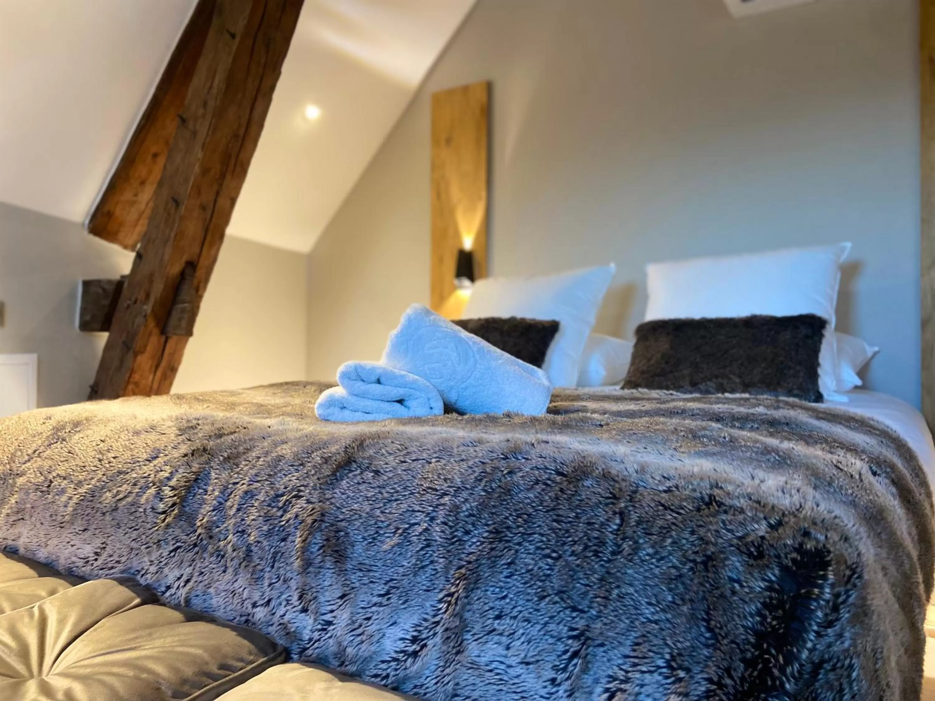 Bed in LA TOUR YVELINE