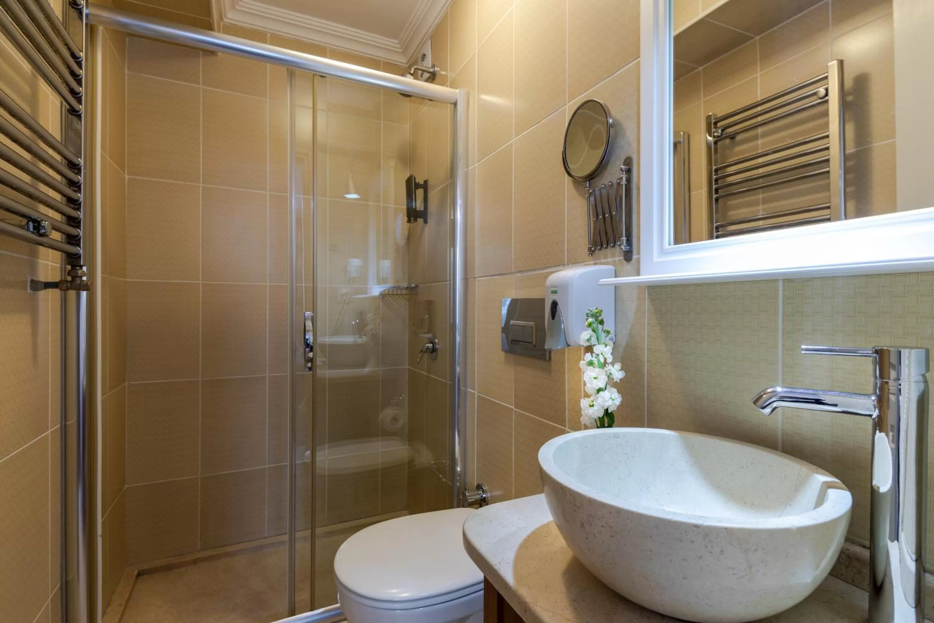 Shower in Agora Guesthouse