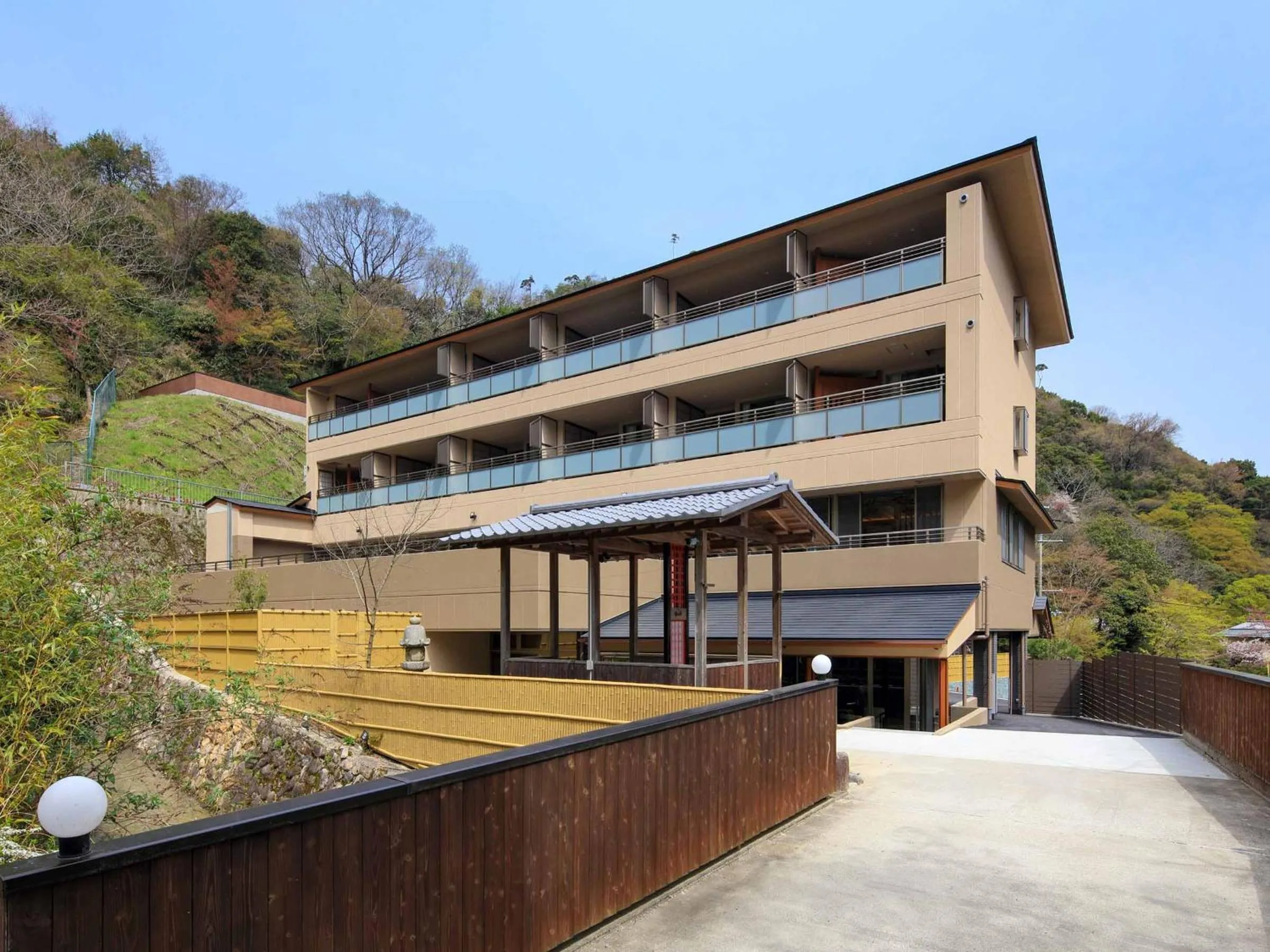 Facade/entrance in Okuno Hosomichi