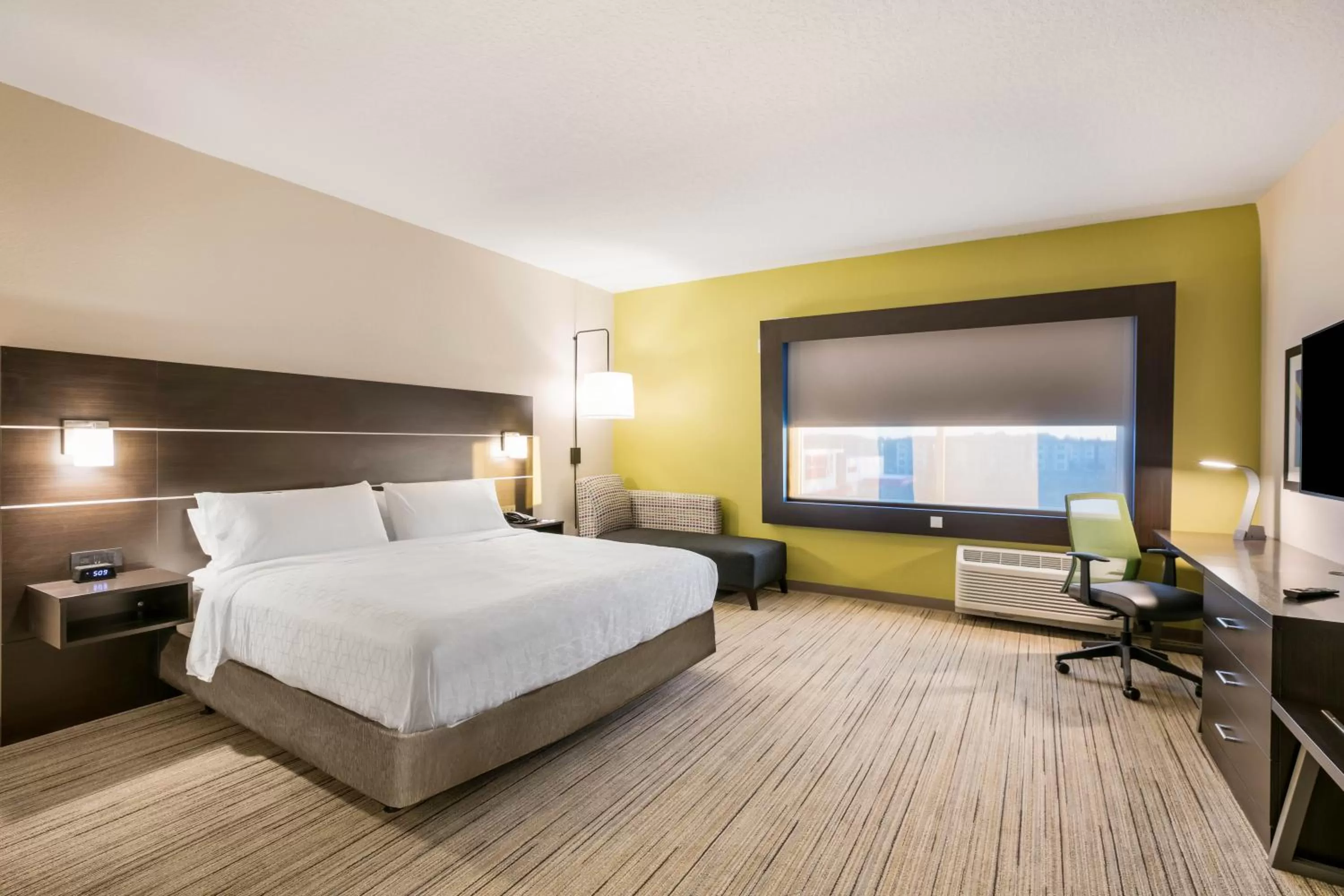 Bed in Holiday Inn Express & Suites Jacksonville - Town Center by IHG