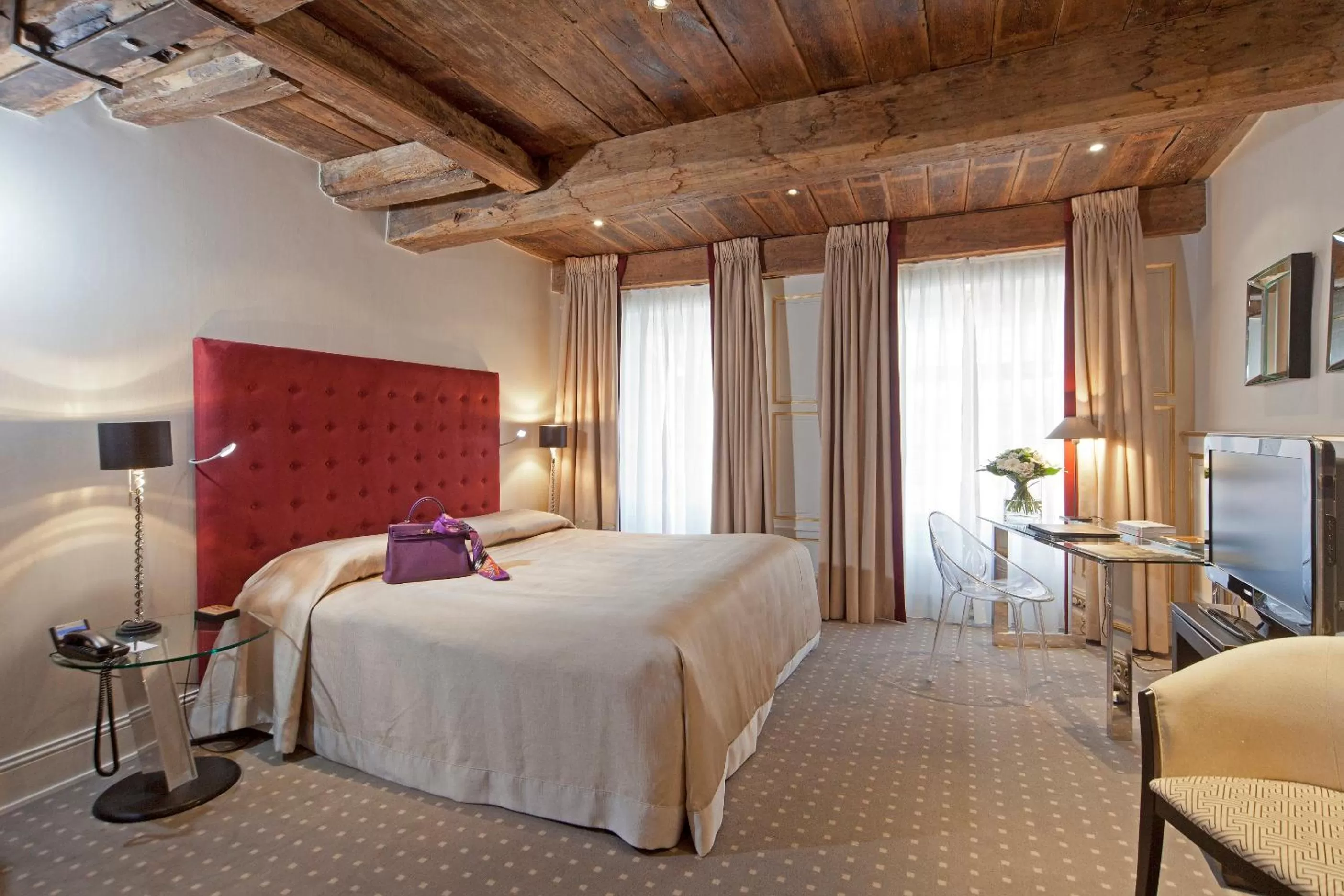 Bedroom, Bed in Hotel Le Place d'Armes - Relais & Châteaux