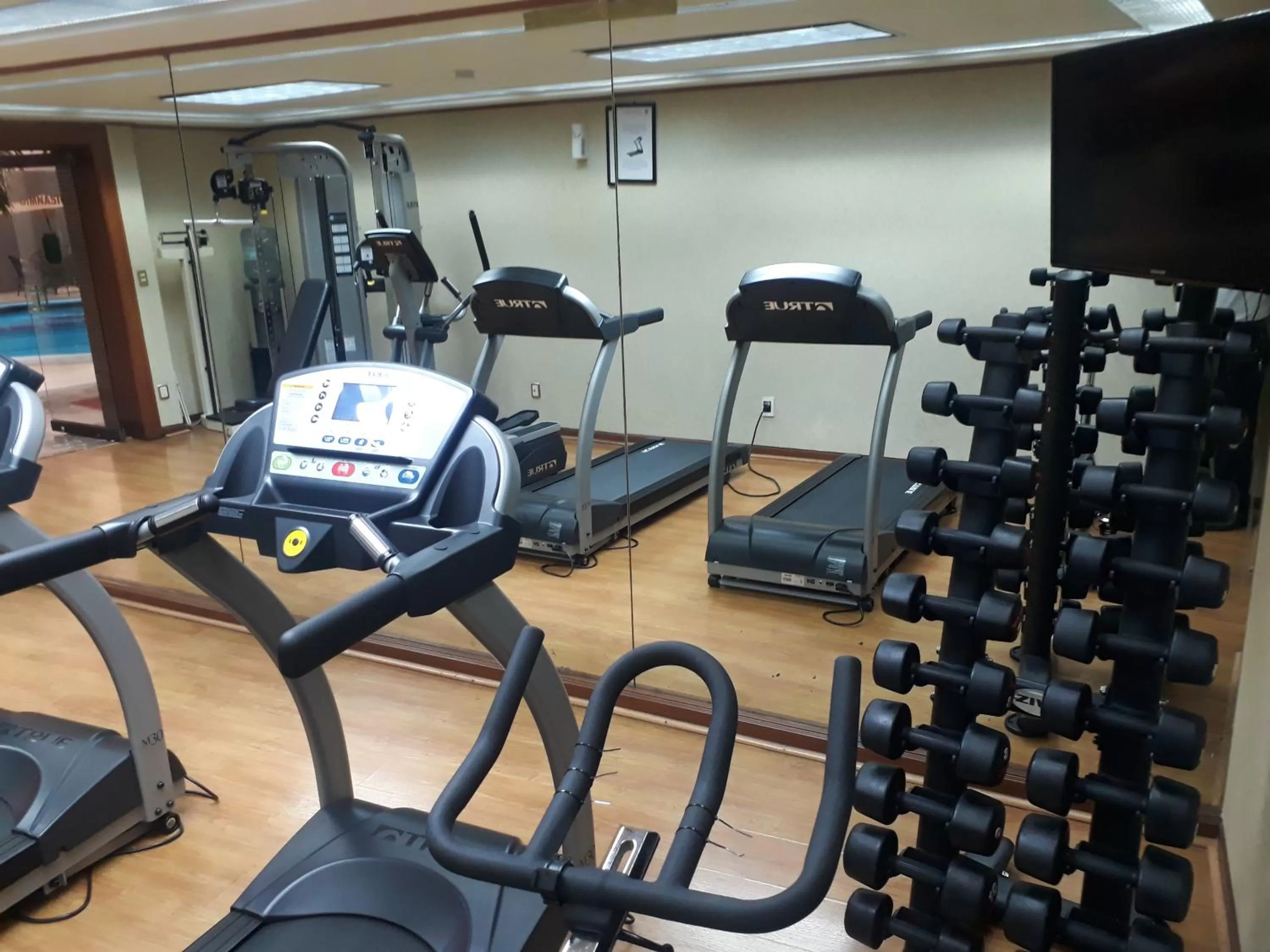 Fitness centre/facilities in Country Plaza