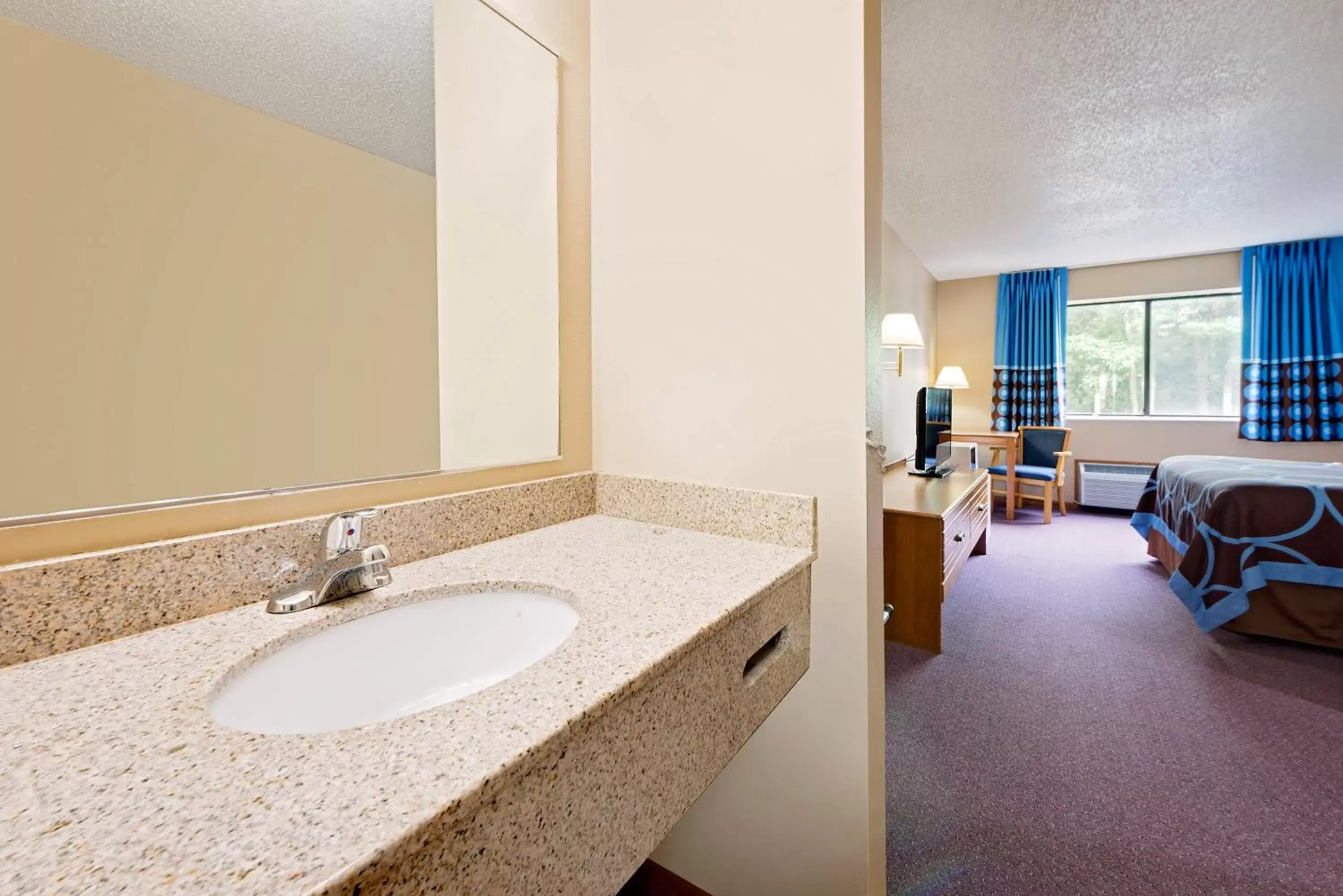 Queen Room - Disability Access/Non-Smoking in Super 8 by Wyndham Chariton Queen Room - Disability Access/Non-Smoking in Super 8 by Wyndham Chariton
