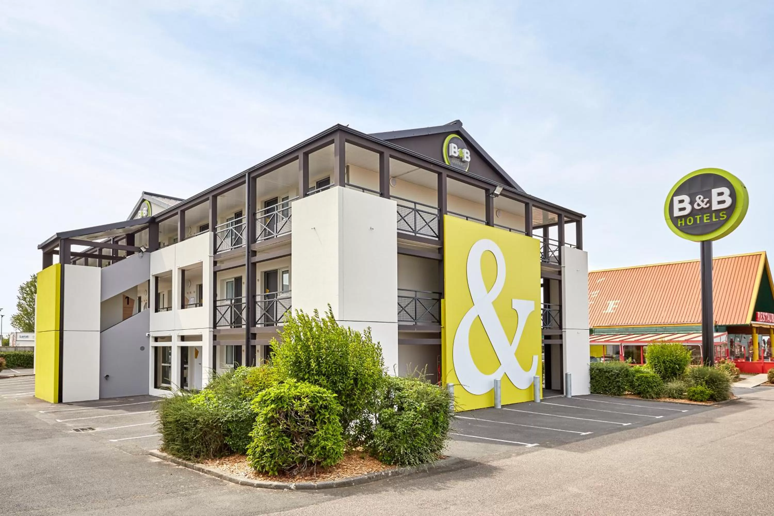 Facade/entrance in B&B HOTEL CAEN Sud