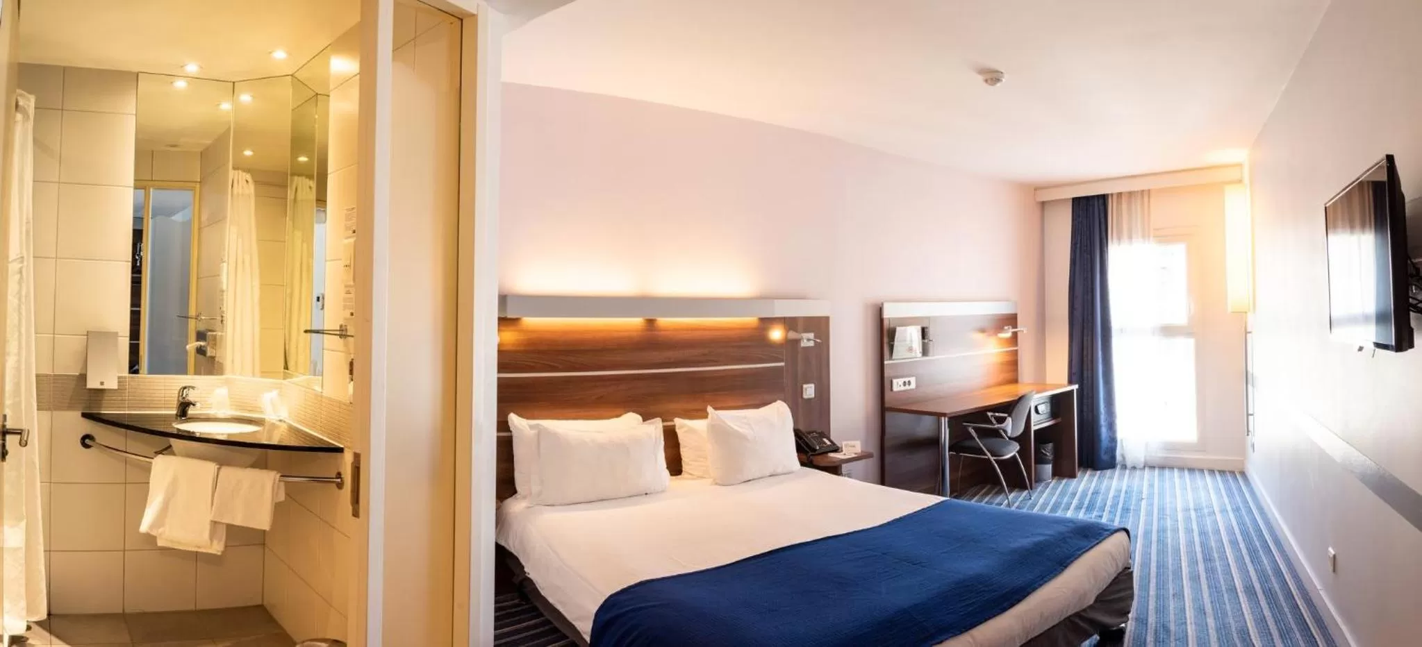 Photo of the whole room, Bed in Hôtel Marseille Centre Gare Saint-Charles