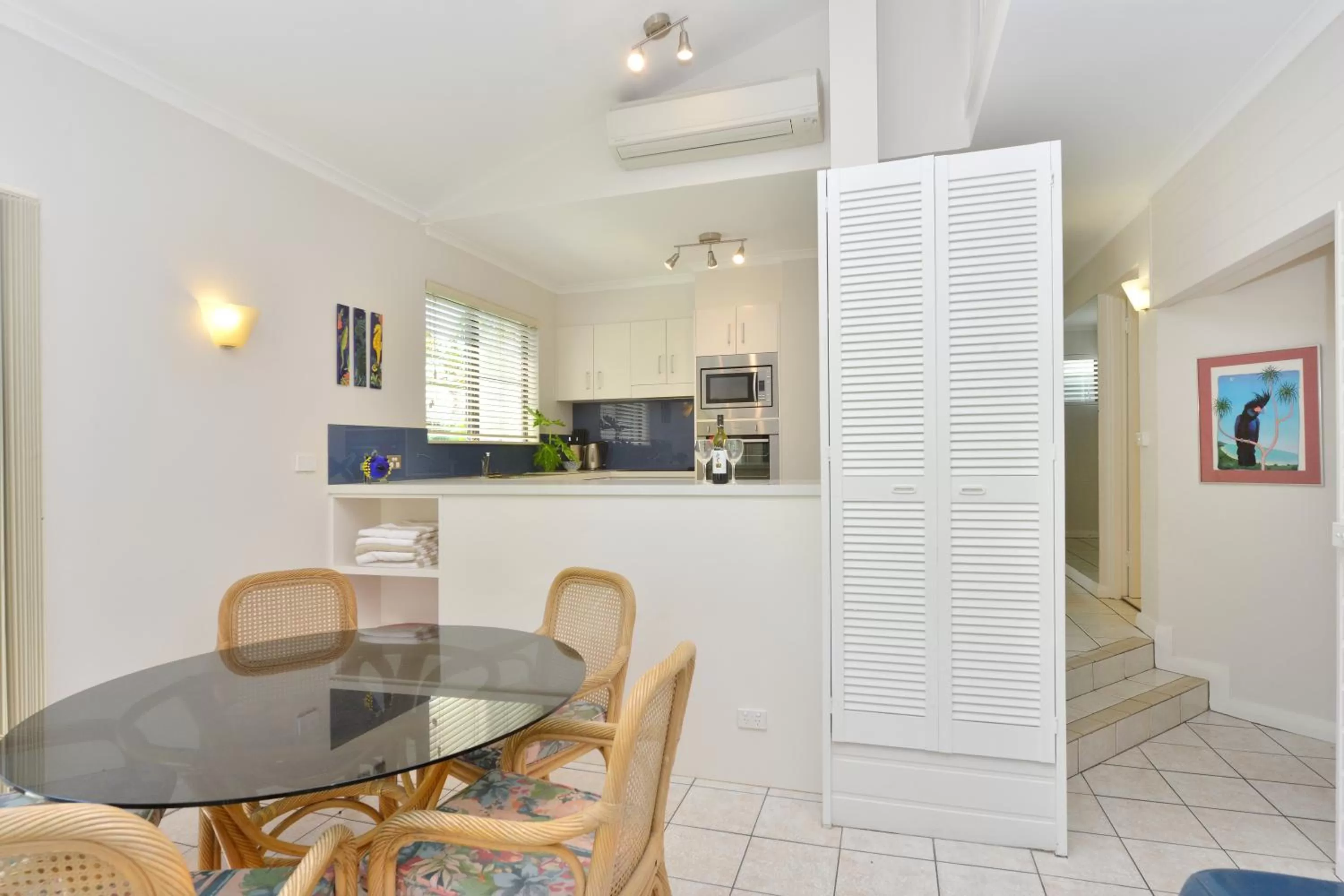 Dining area in Driftwood Mantaray - Official Onsite Reception and Check In