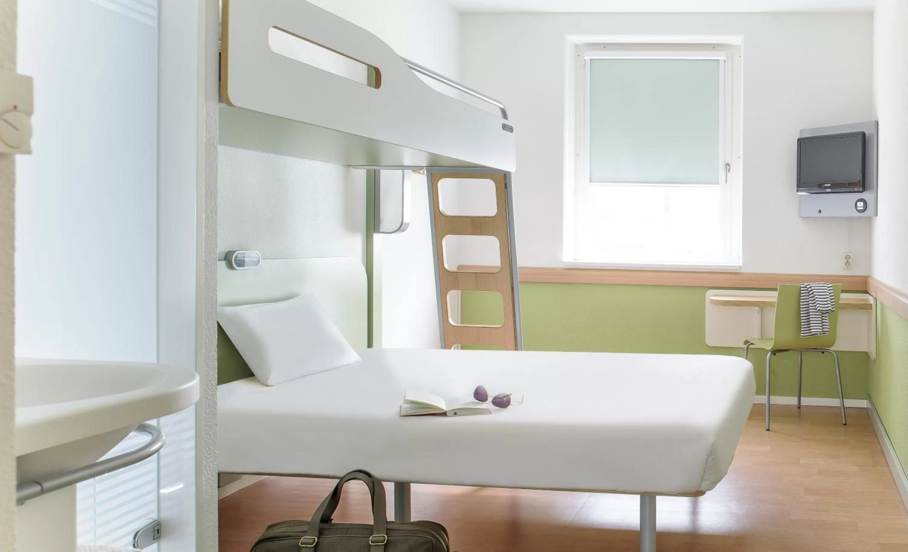 Day, Bed in ibis budget Winterthur