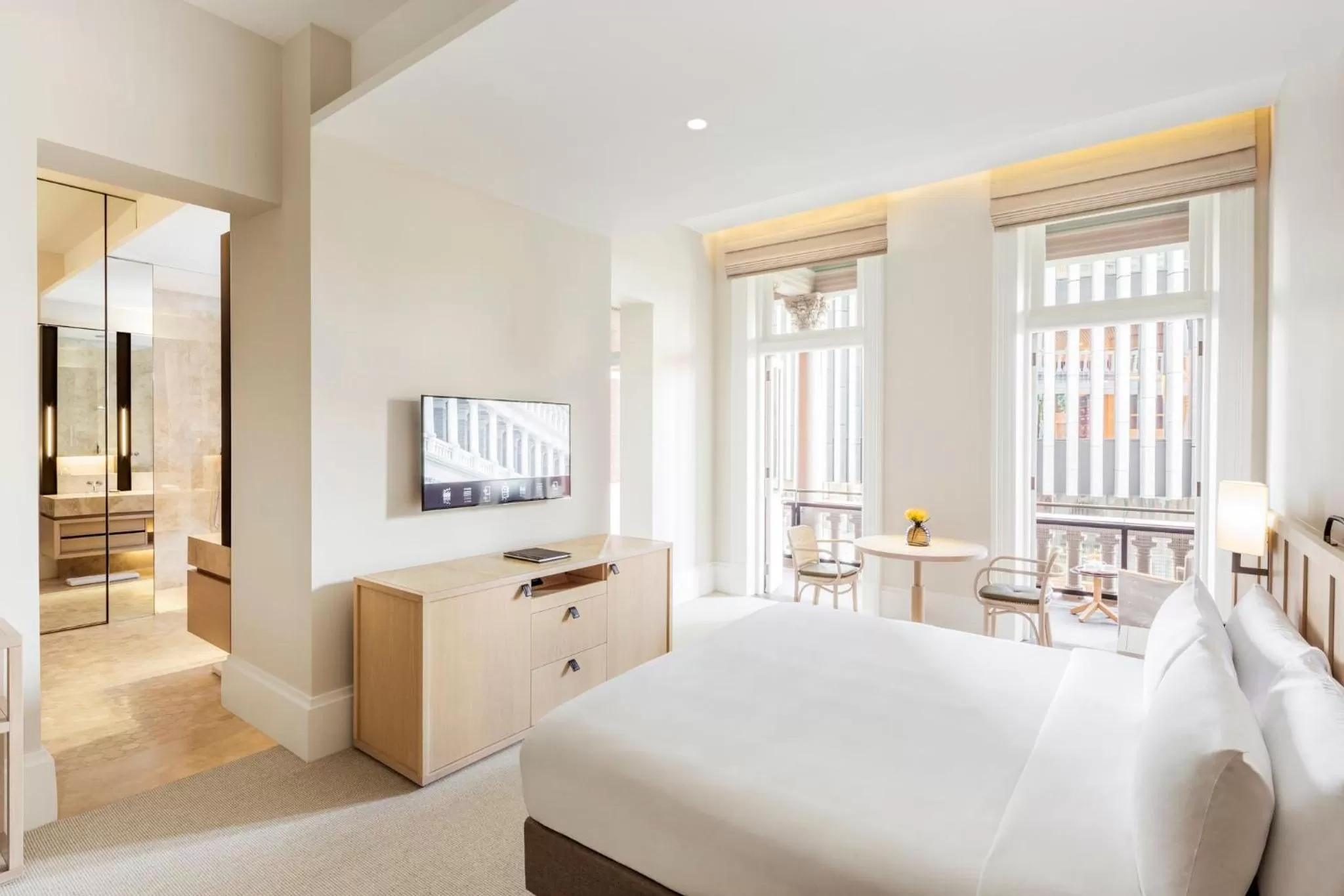 Photo of the whole room, Bed in COMO The Treasury