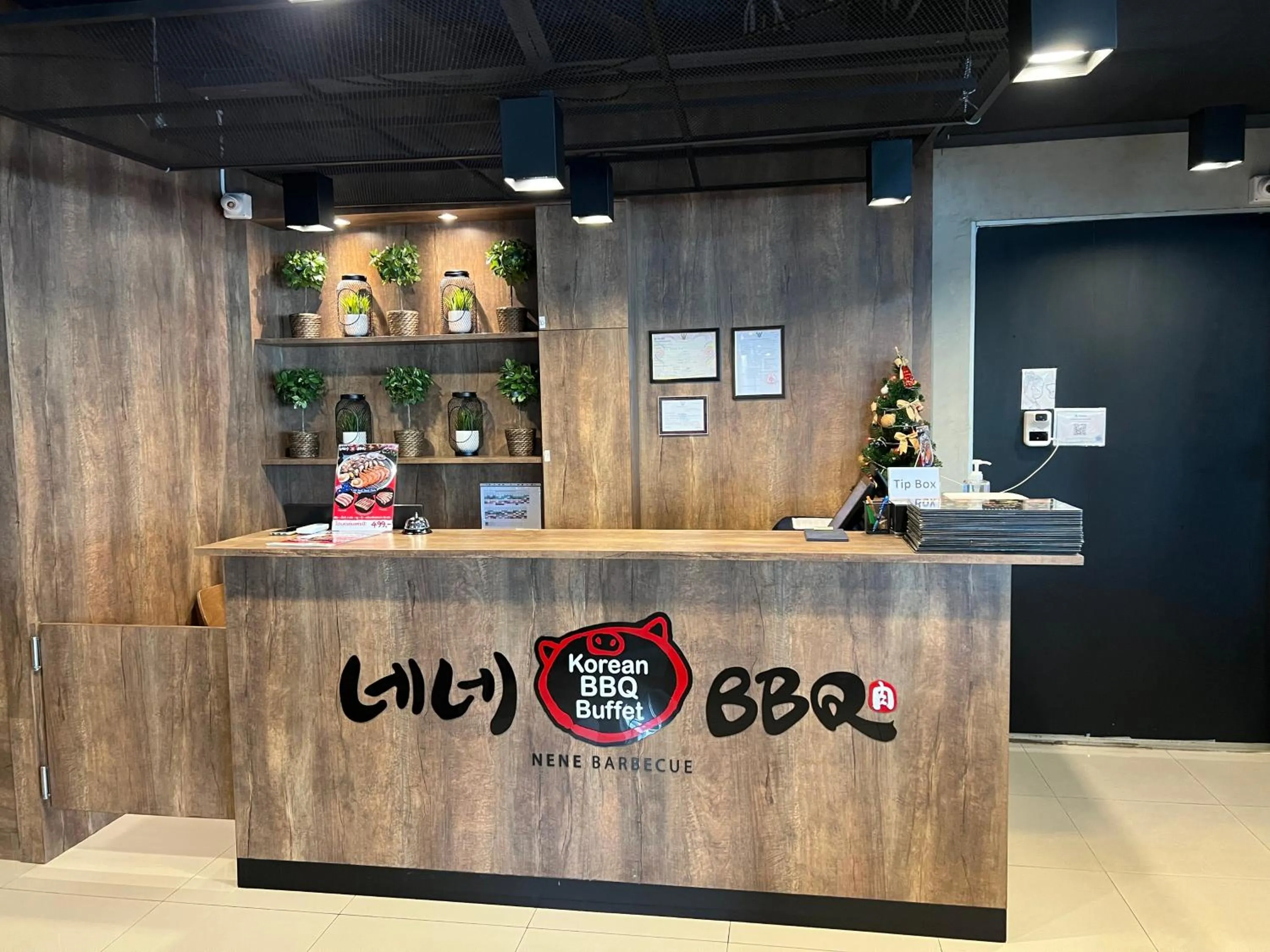 Restaurant/places to eat in Mall Suites Hotel