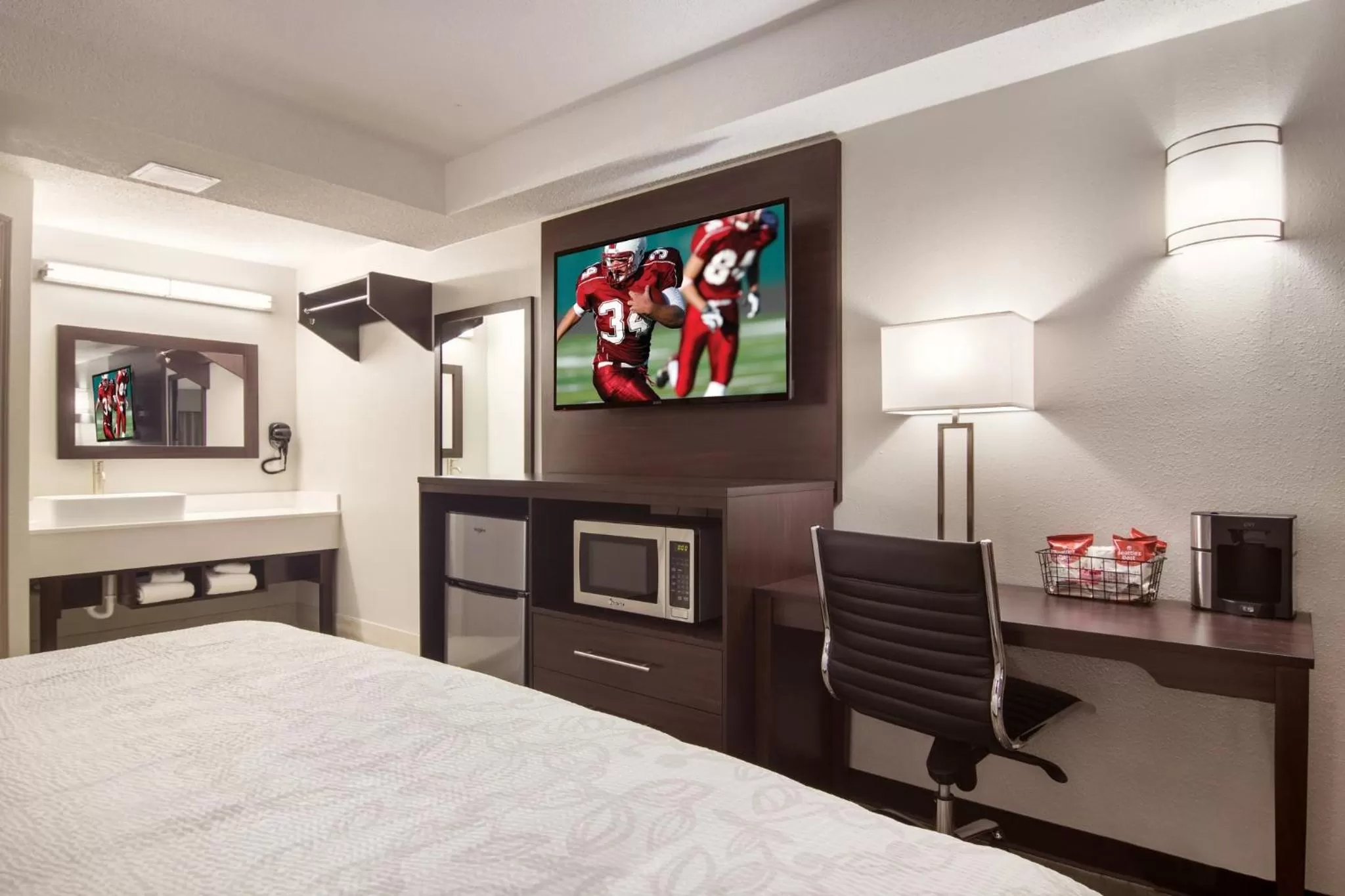 Photo of the whole room, Bed in Red Roof Inn PLUS & Suites Erie