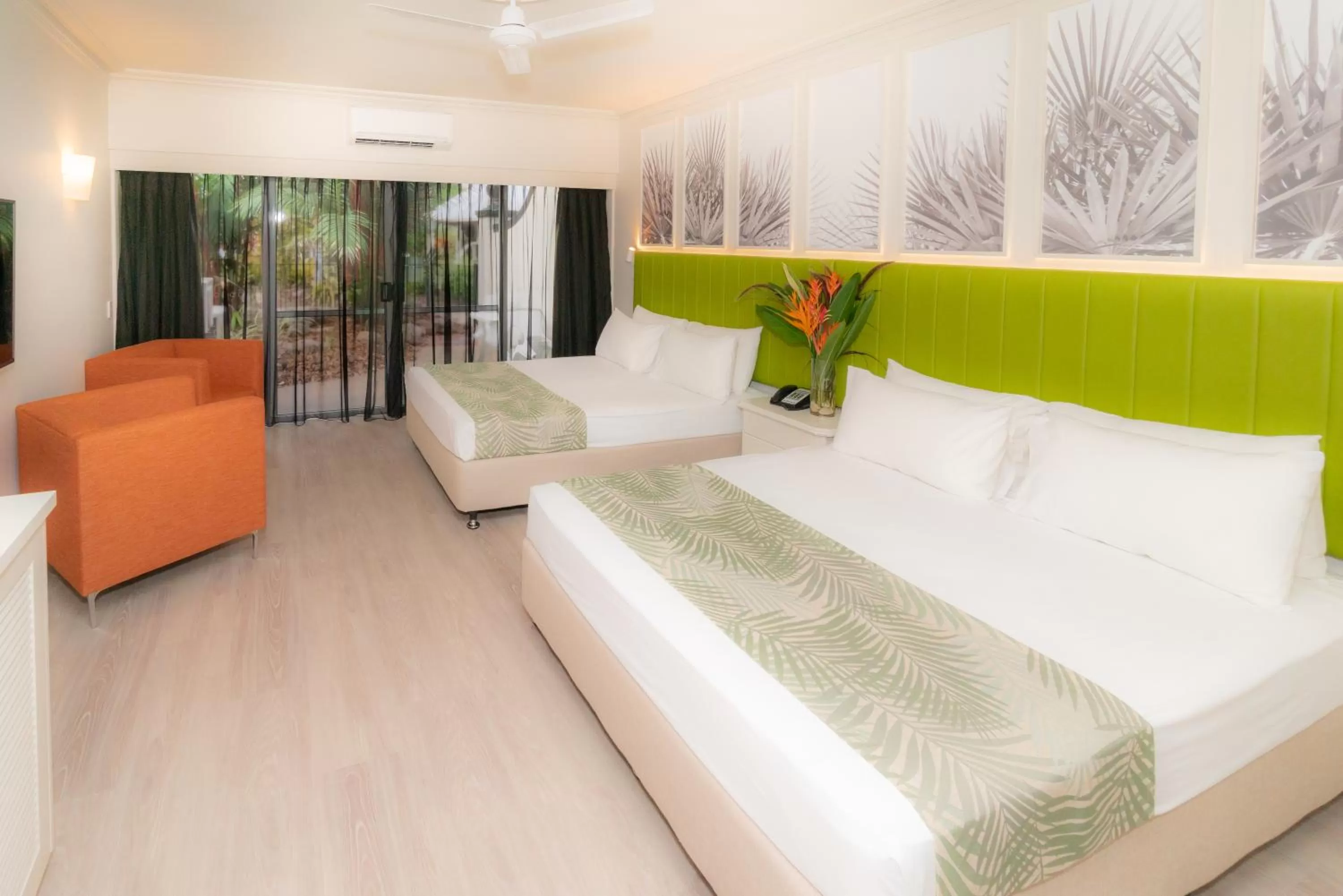 Photo of the whole room, Bed in Cairns Colonial Club Resort