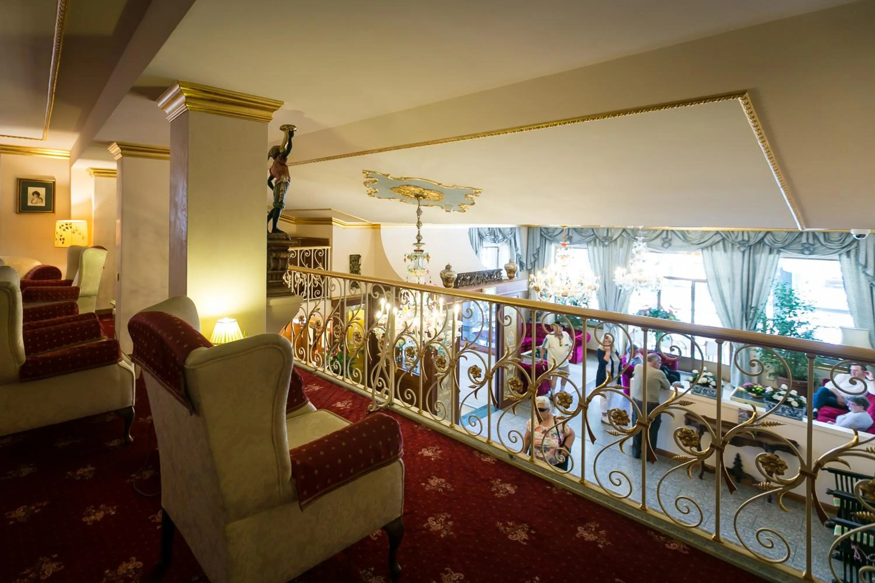 Communal lounge/ TV room in Hotel Milan Speranza Au Lac