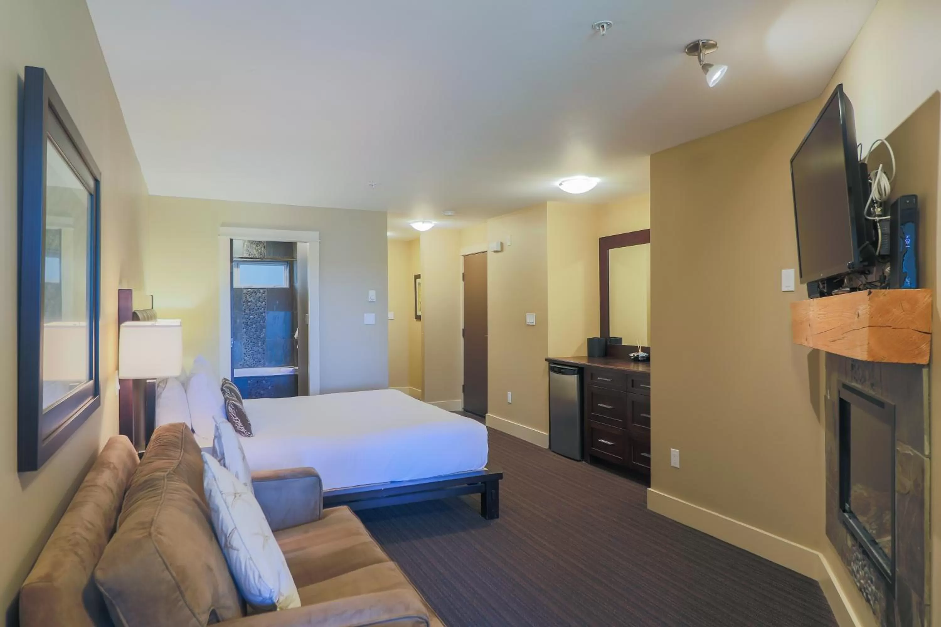 Bedroom, Bed in Pacific Shores Resort & Spa