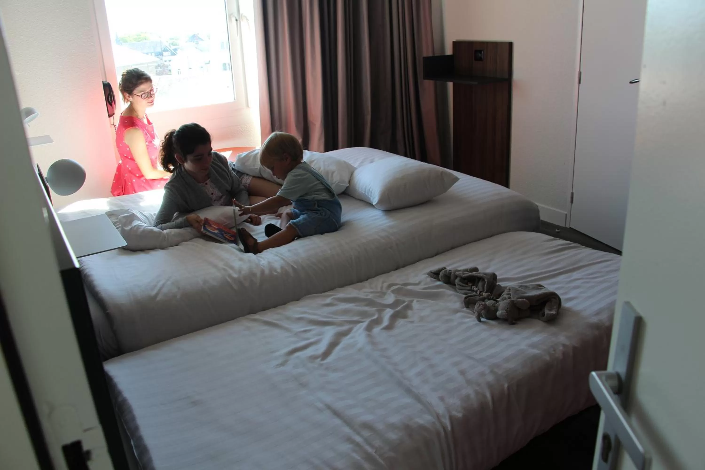 People, Bed in Hôtel The Originals City Le Berry - proche centre-ville - Gare - parking - recharge véhicule