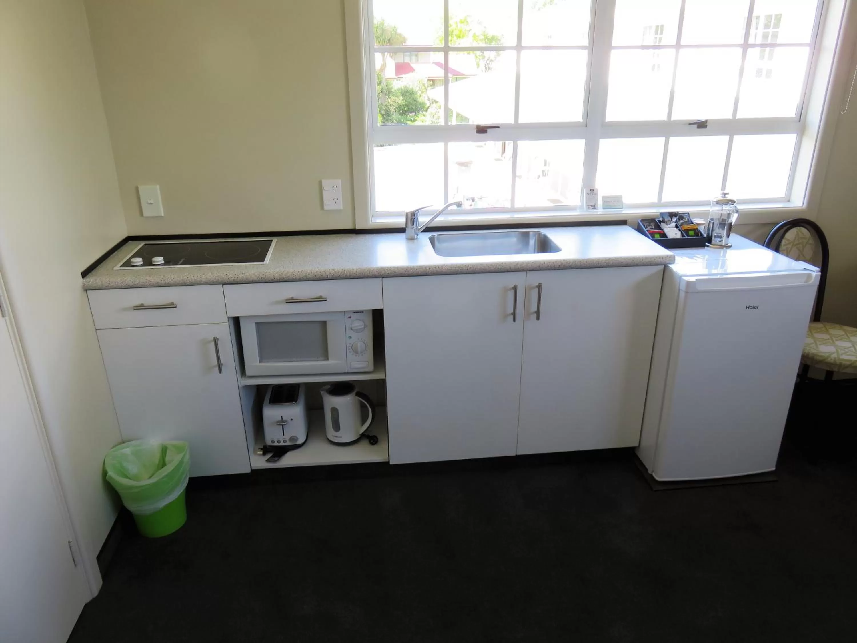 Kitchen or kitchenette in Admirals Motor Lodge