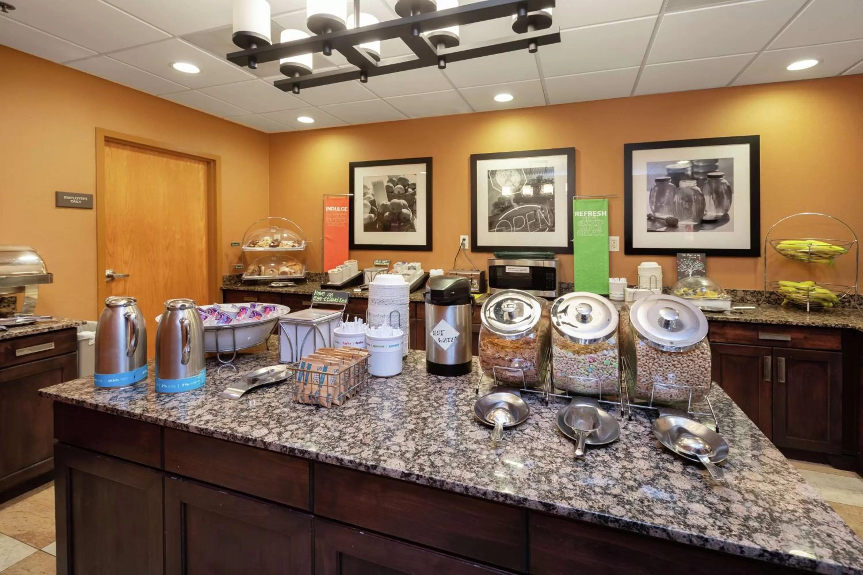 Dining area in Hampton Inn & Suites-Austin Airport