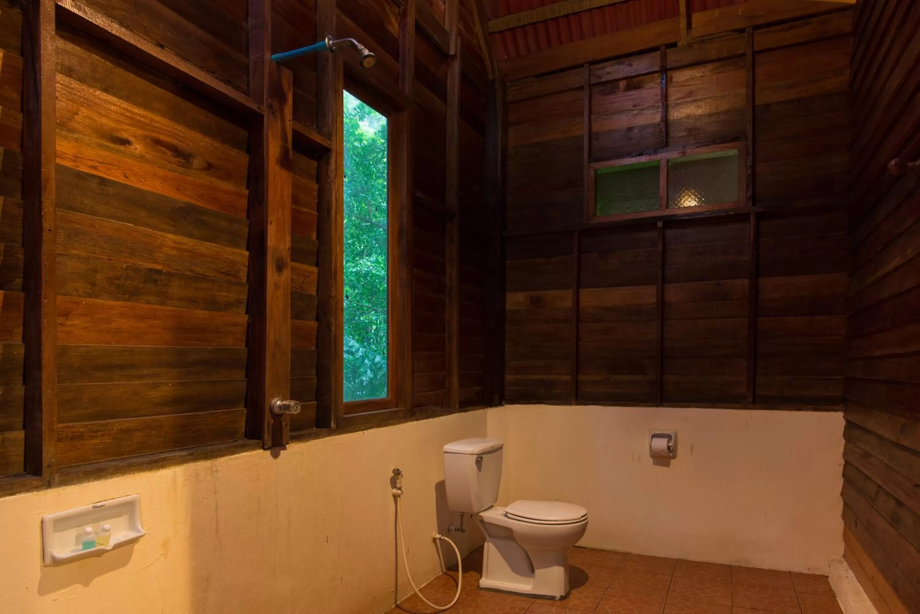Toilet in Art's Riverview Lodge