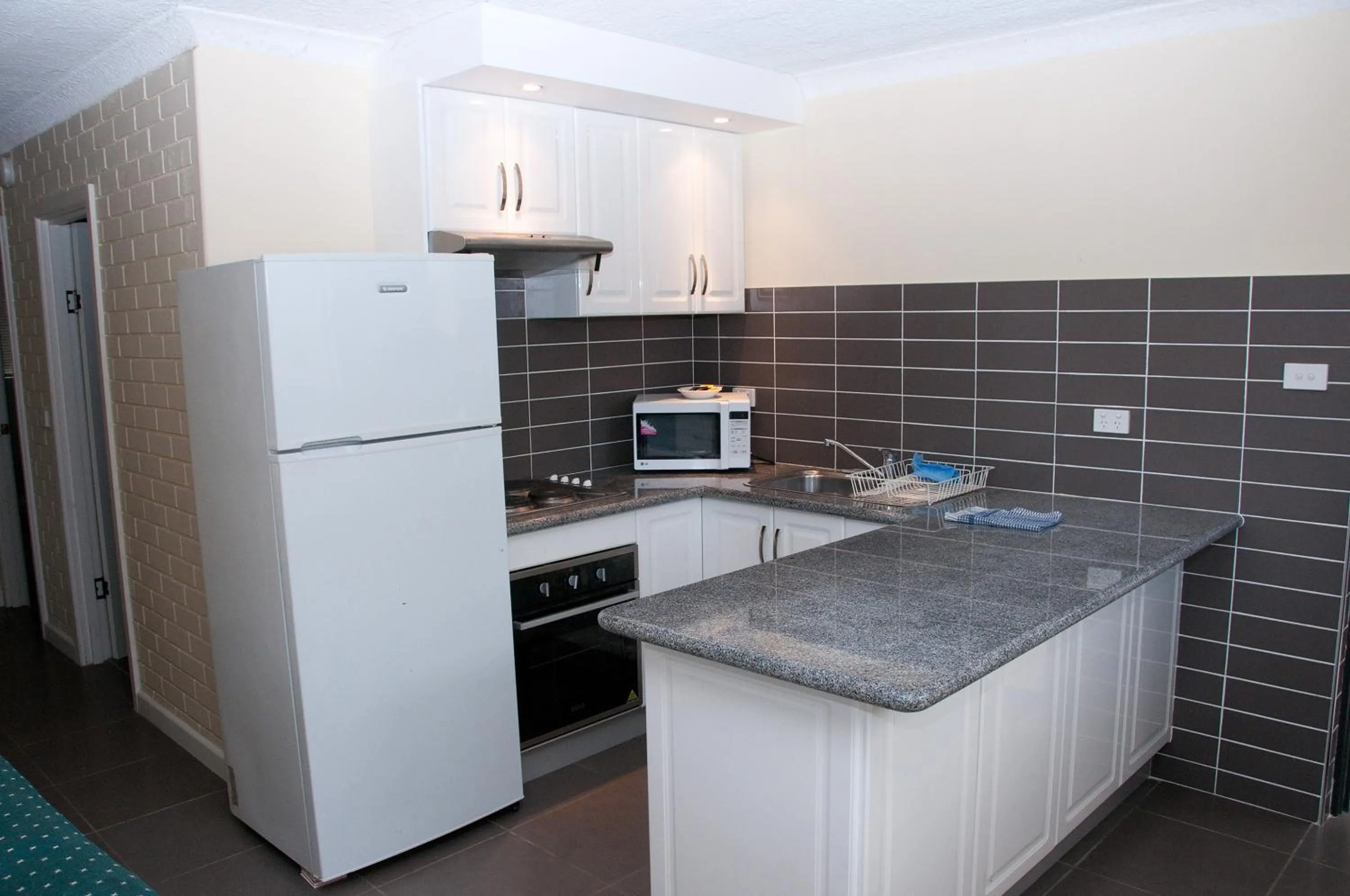 Kitchen or kitchenette in The Swiss Motel