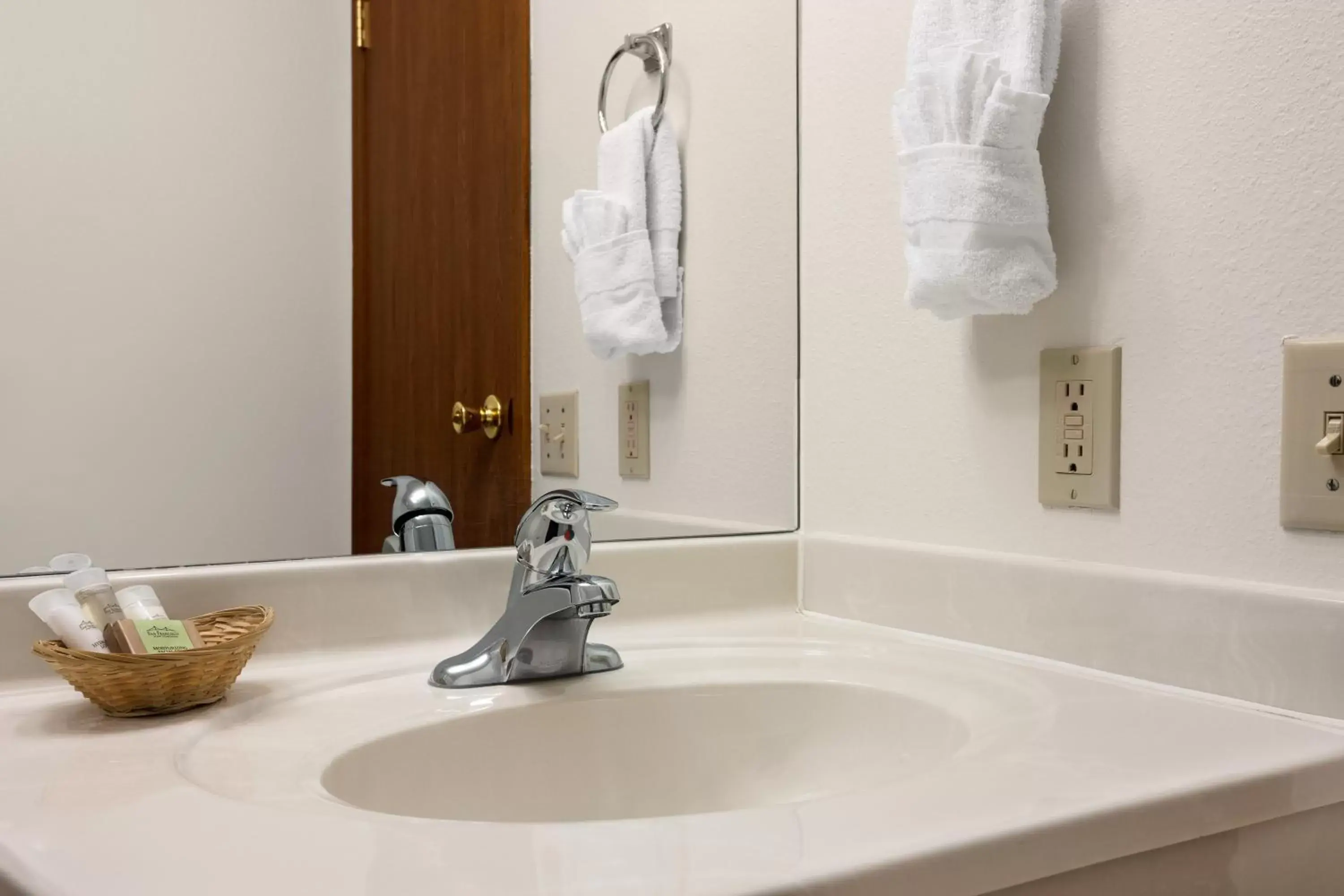 Queen Suite - Non-Smoking in Super 8 by Wyndham Cody Queen Suite - Non-Smoking in Super 8 by Wyndham Cody