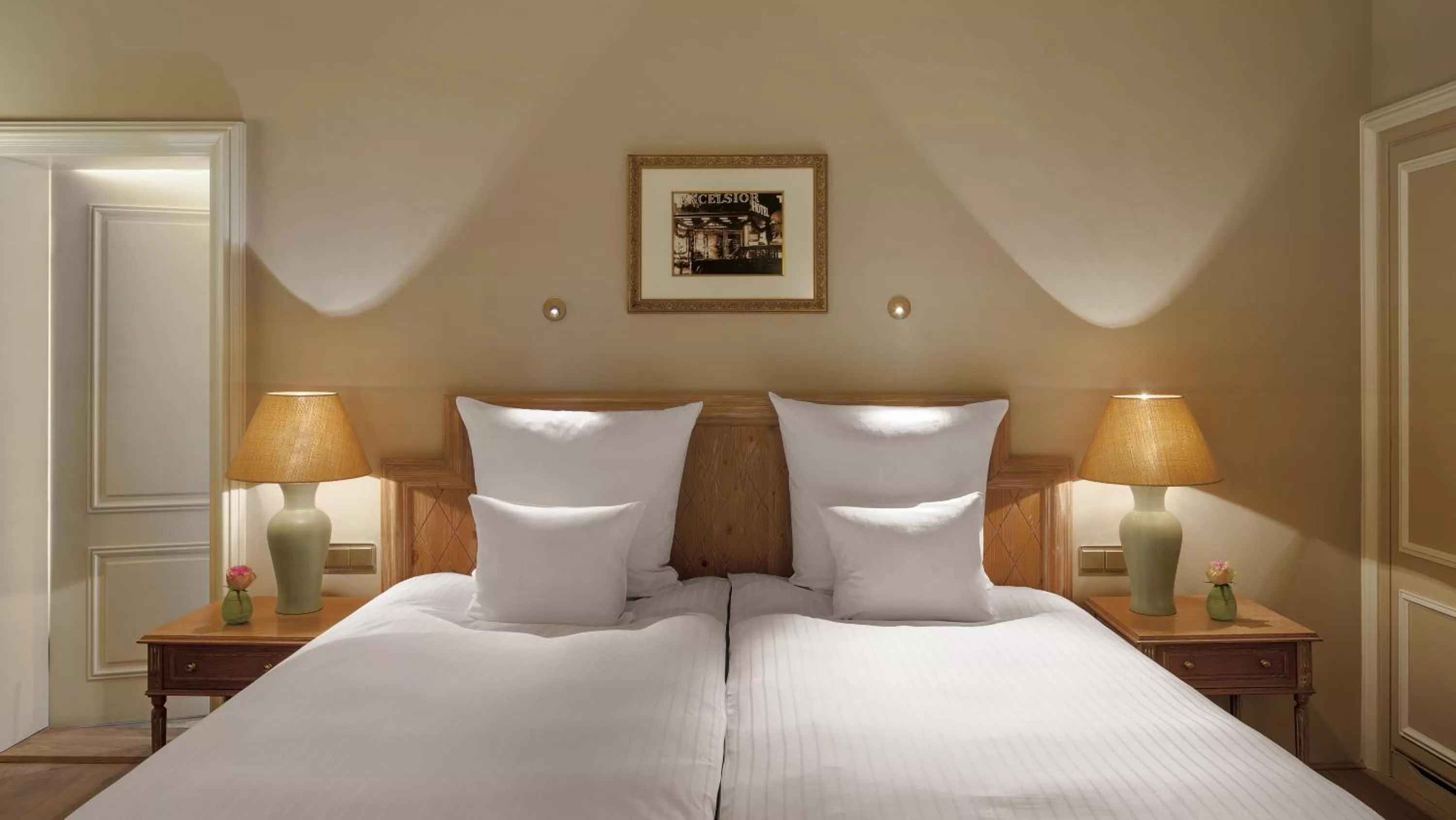 Photo of the whole room, Bed in Excelsior by Geisel