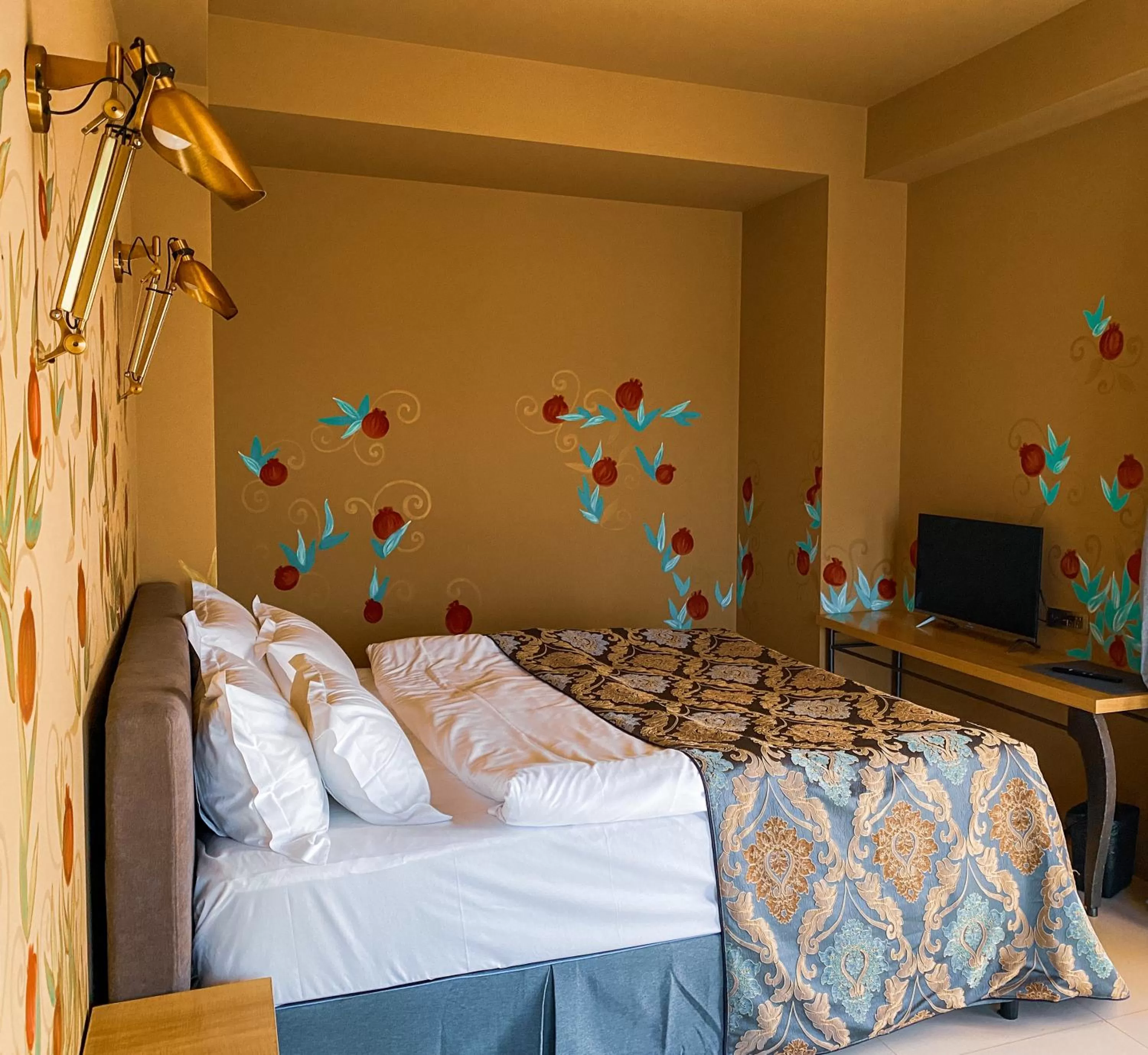 Bedroom, Bed in Brim Hotel