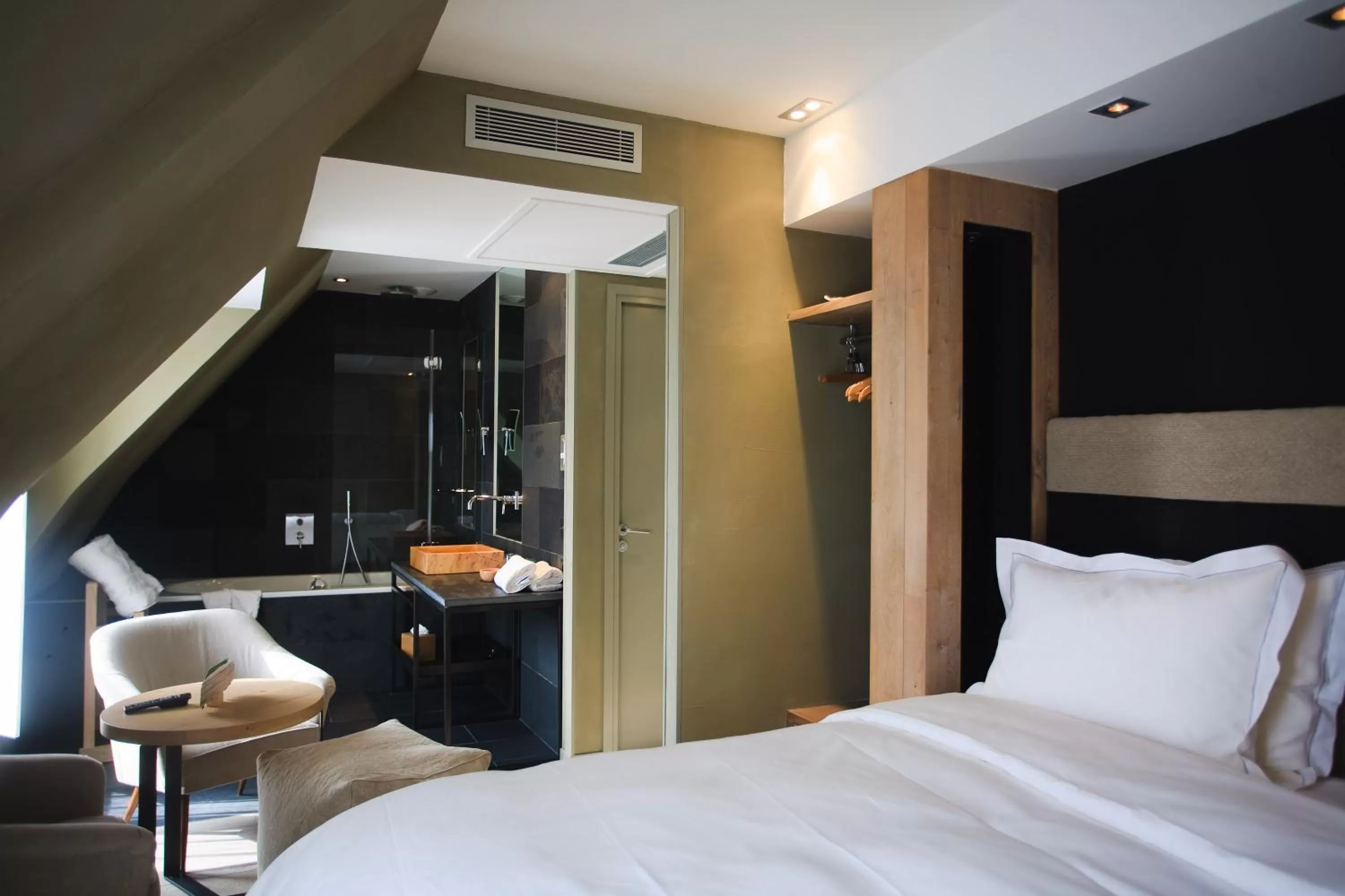 Photo of the whole room, Bed in Hidden Hotel