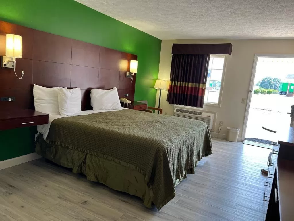 Bed in Surry Inn - Dobson - I-77 - Exit 93