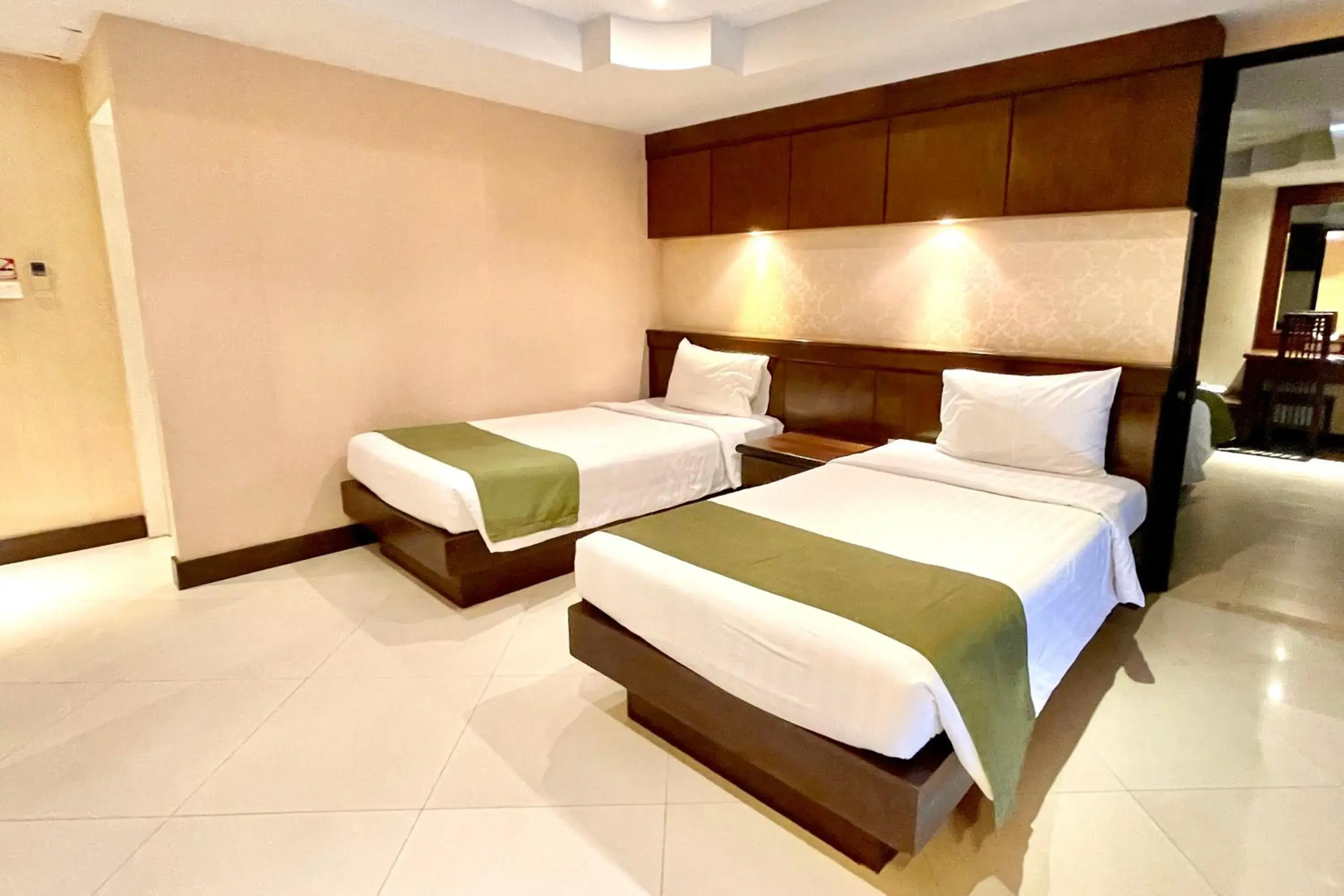 Family Room in Rayaburi Hotel, Patong Family Room in Rayaburi Hotel, Patong