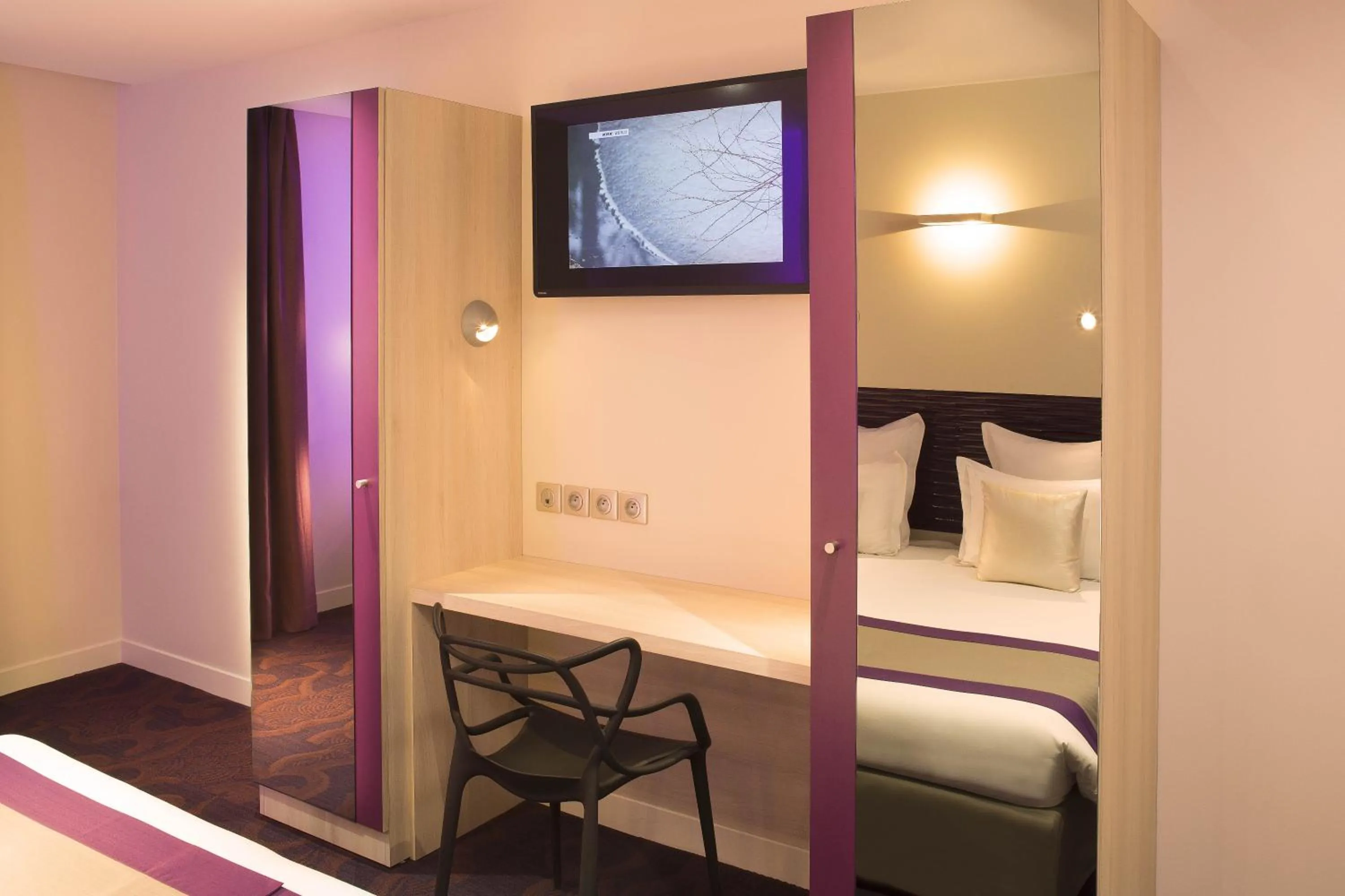 TV and multimedia, Bed in Hôtel Brésil Opéra SPA