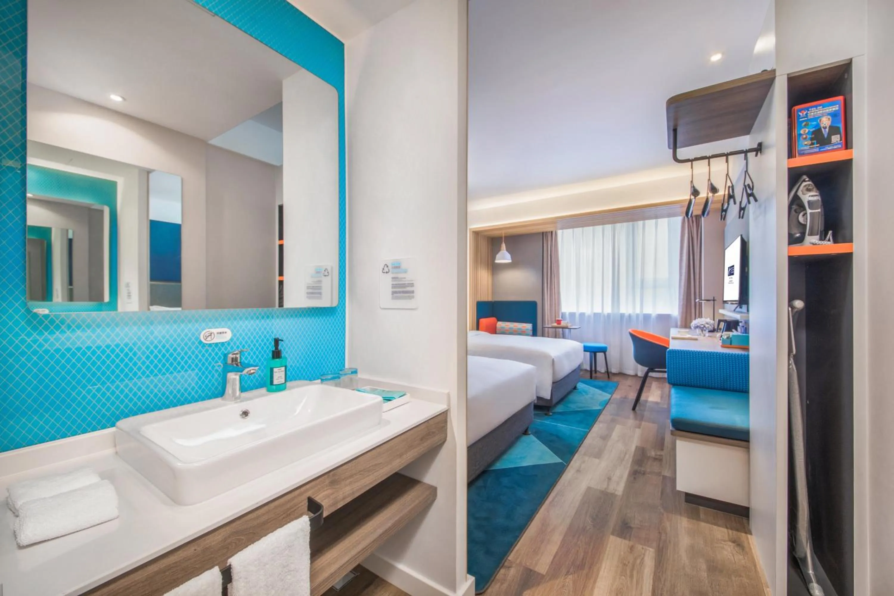 Photo of the whole room, Bed in Holiday Inn Express Shanghai Jiading Center by IHG