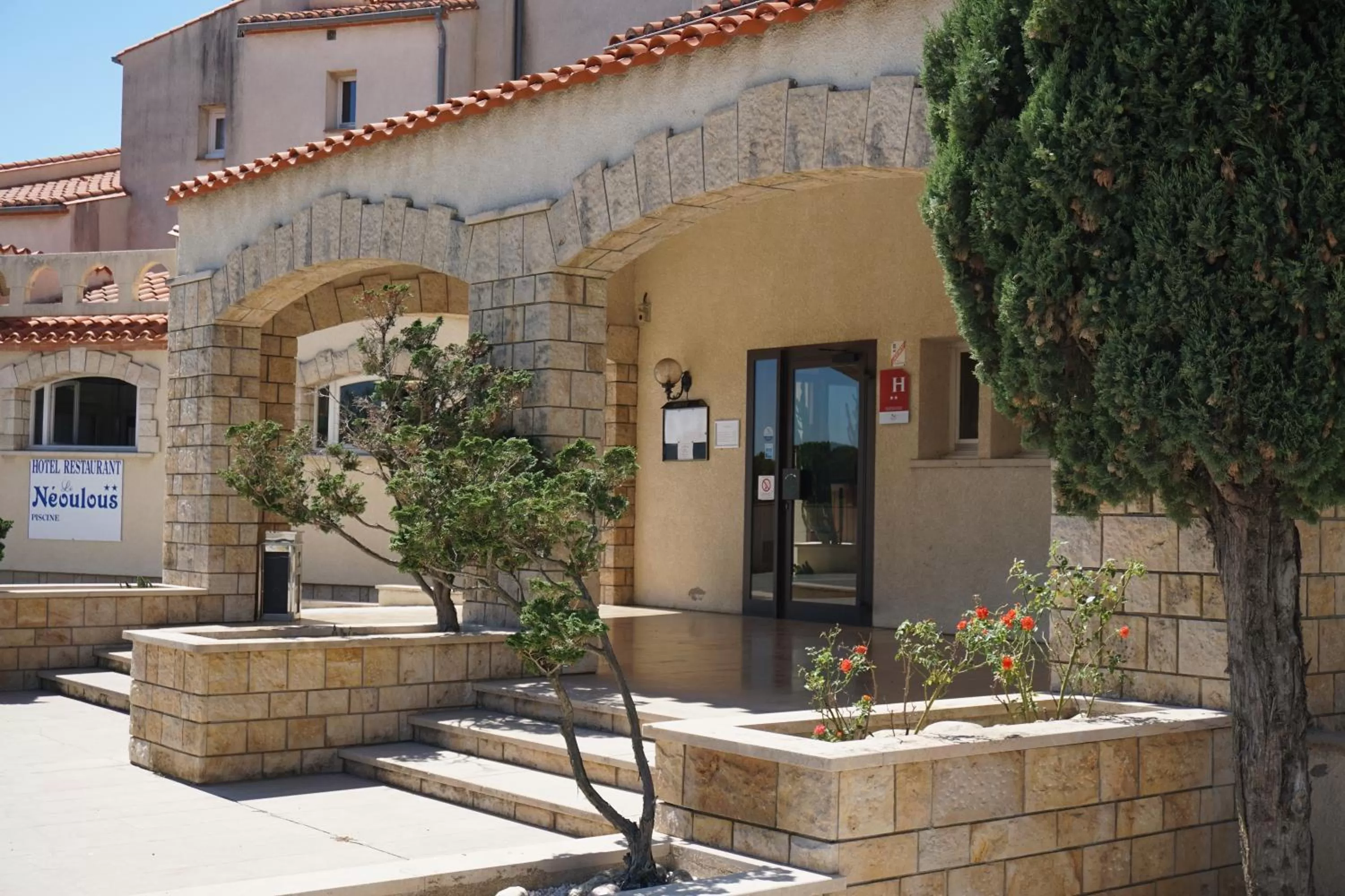 Facade/entrance in Le Neoulous