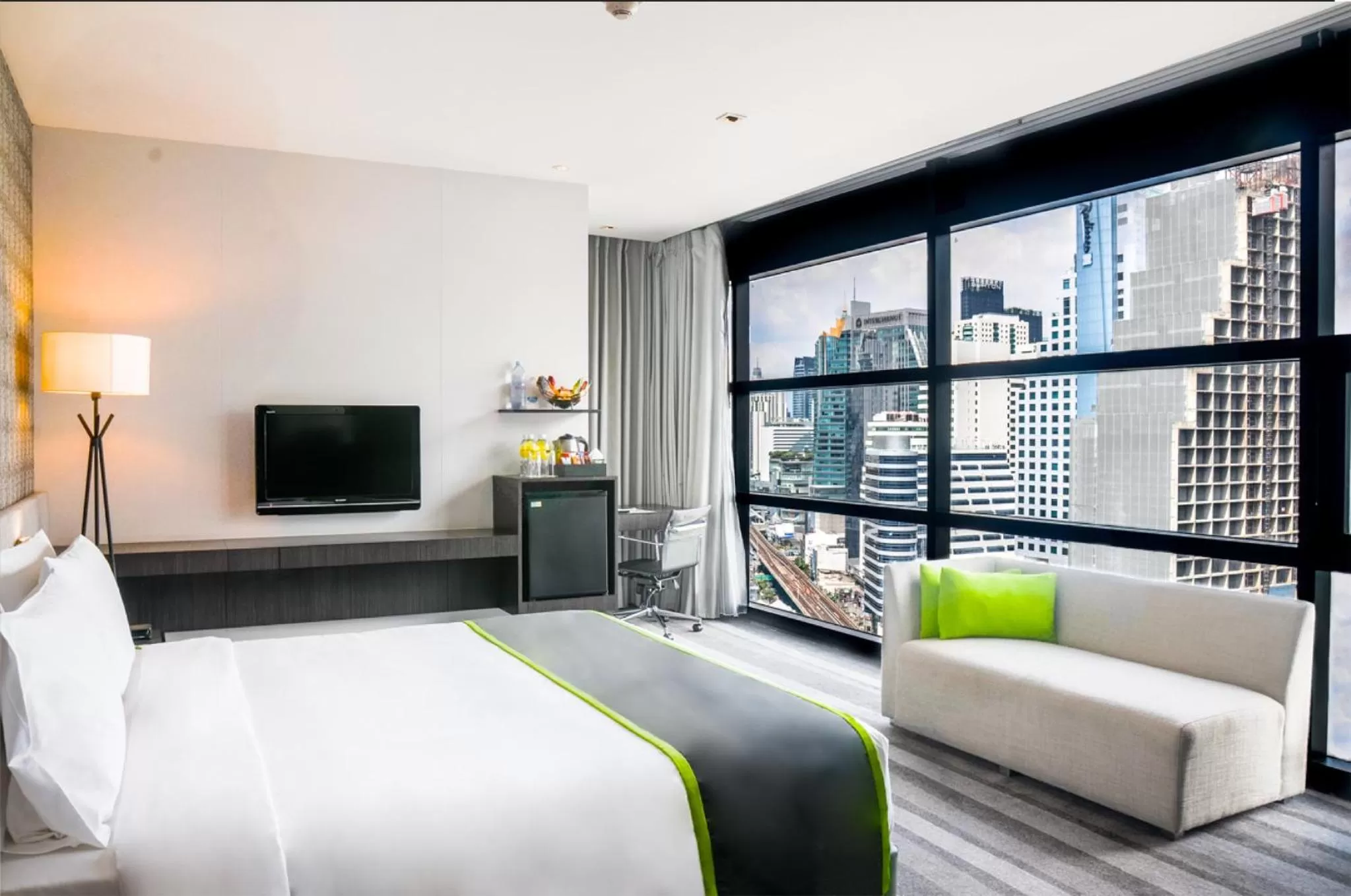 Photo of the whole room, Bed in Holiday Inn Bangkok Sukhumvit by IHG