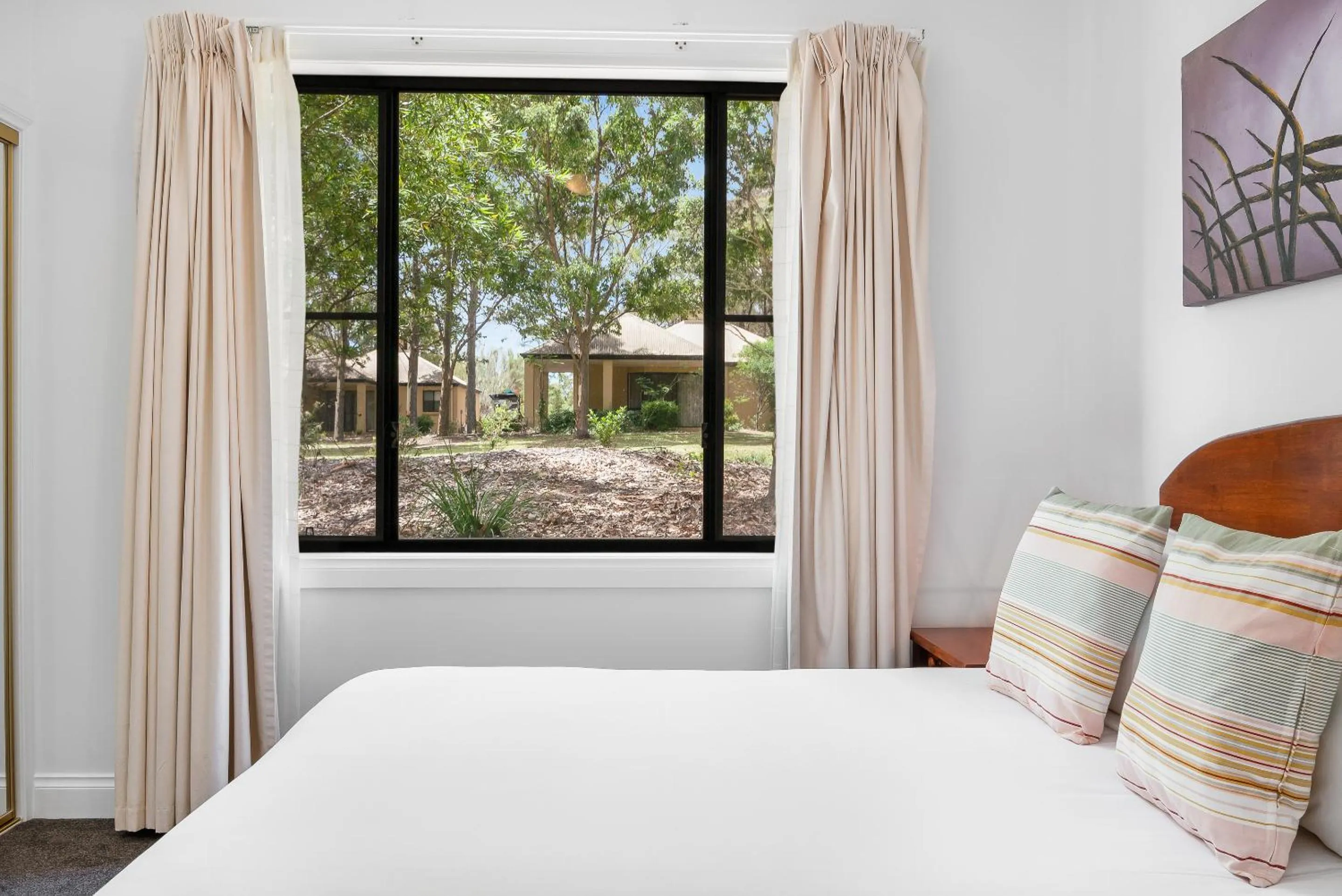 Property building, Bed in Leisure Inn Pokolbin Hill