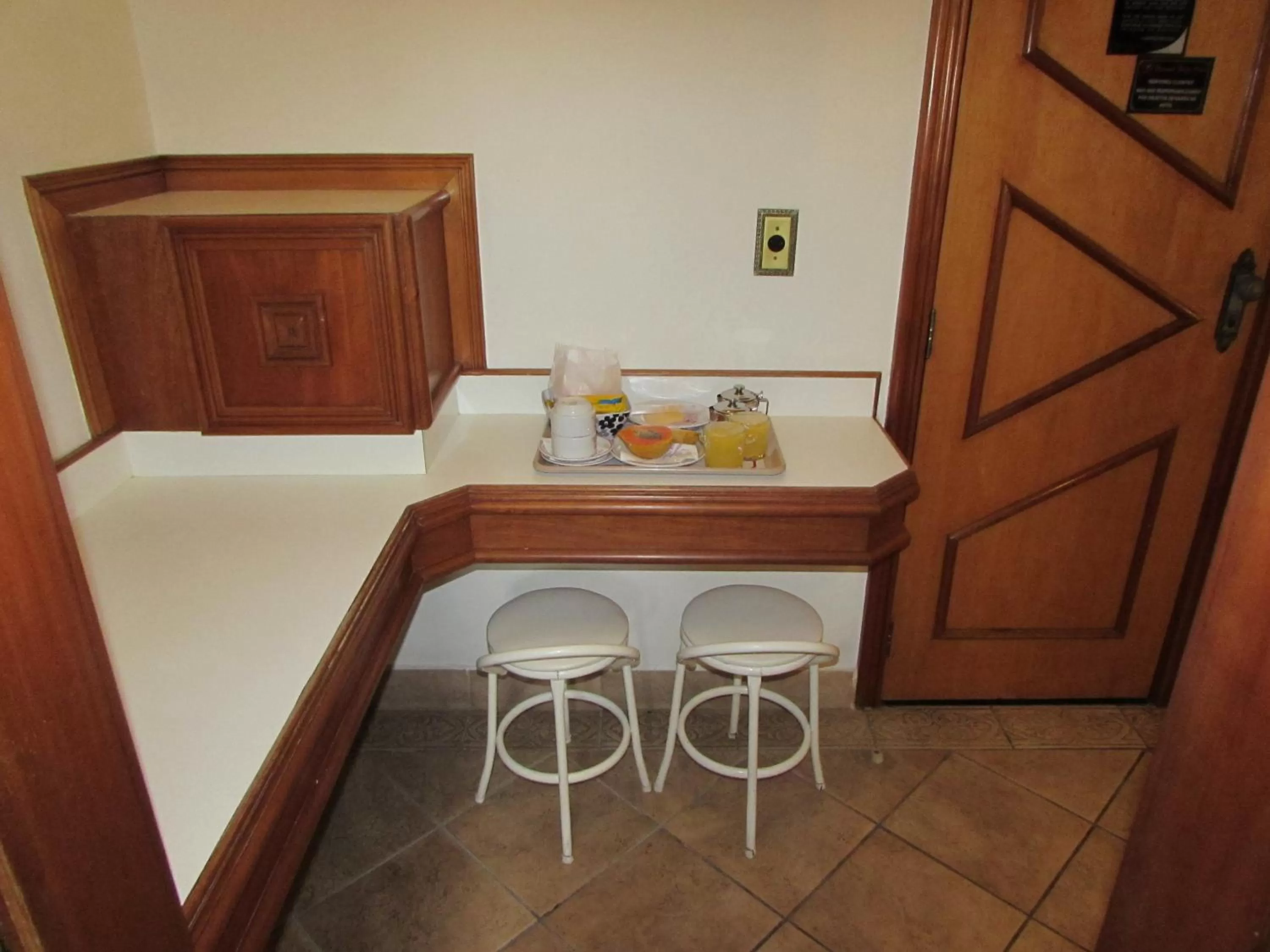 Bedroom, Dining Area in Pleasant Place Hotel