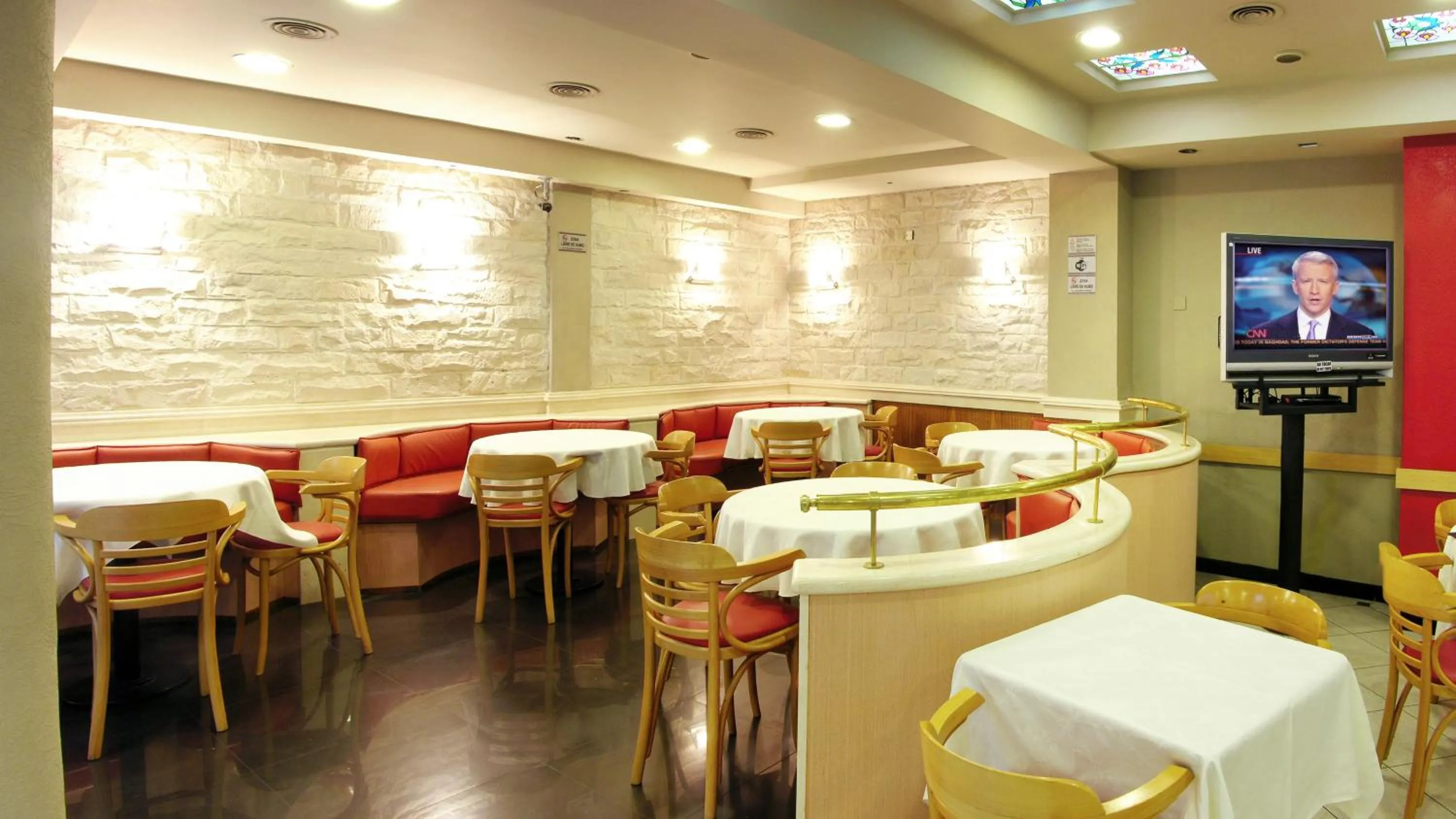 Restaurant/places to eat in Sarmiento Palace Hotel