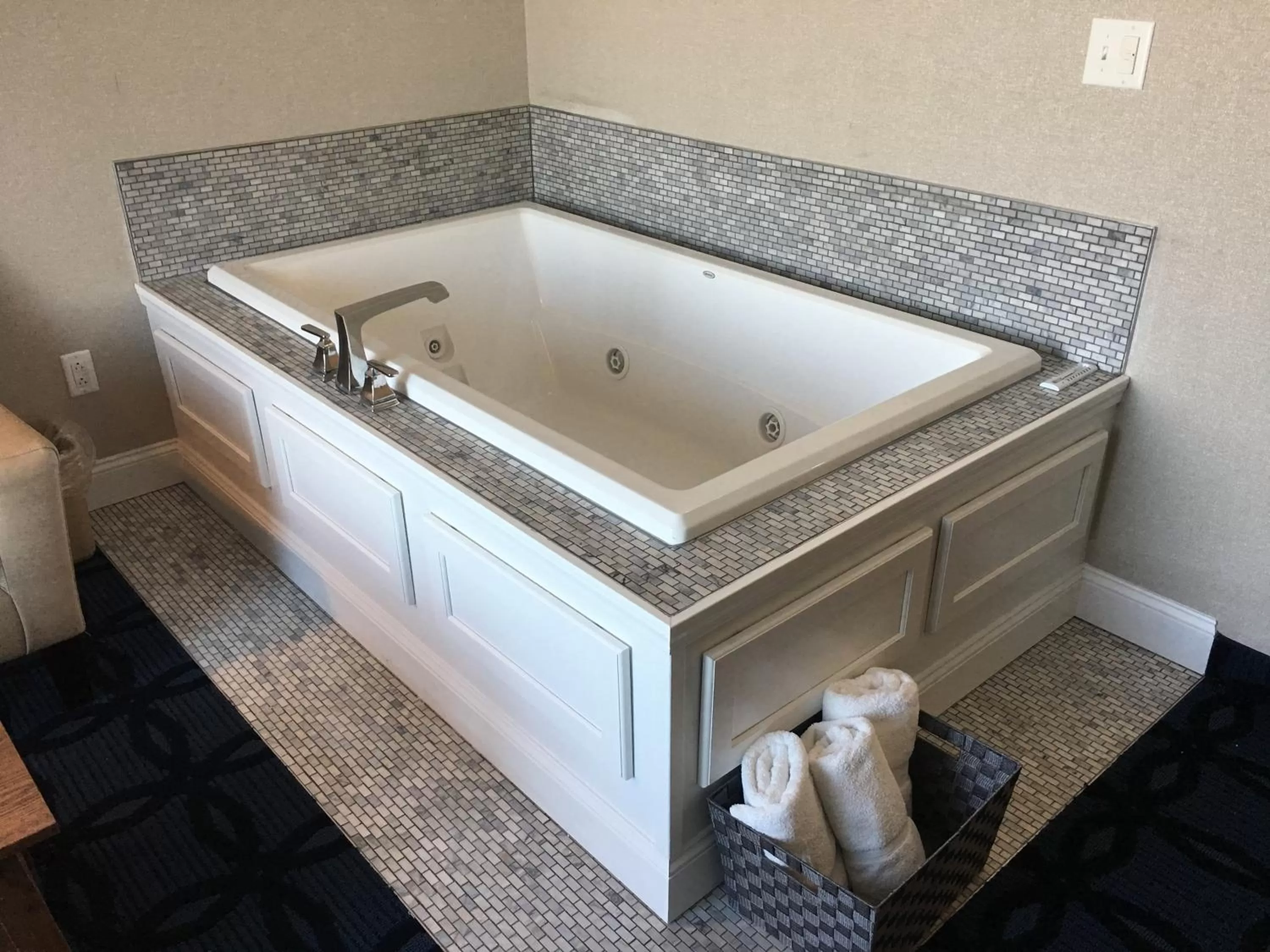 Hot Tub in Riverside inn hannibal