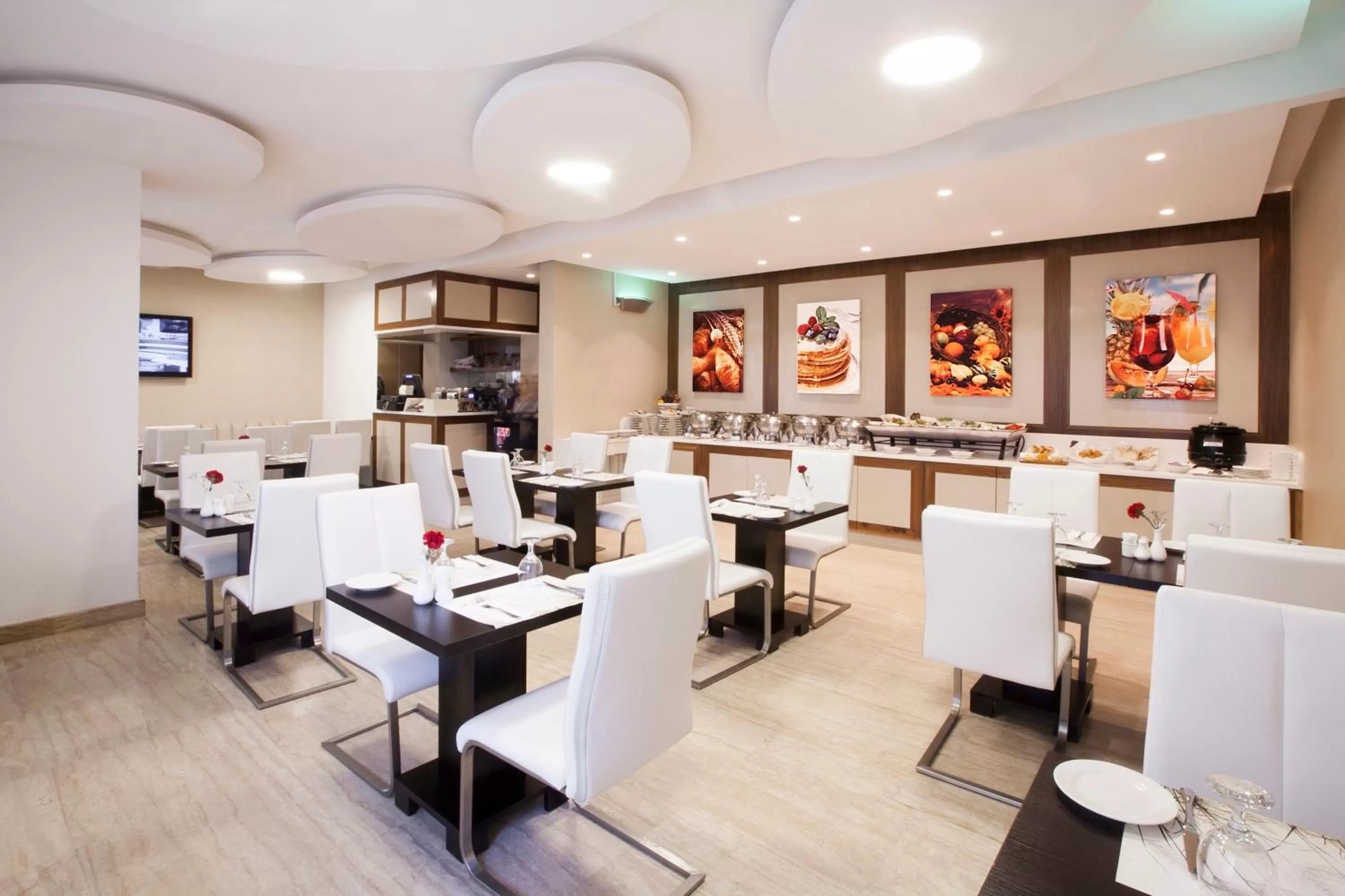 Restaurant/places to eat in Al Sarab Hotel