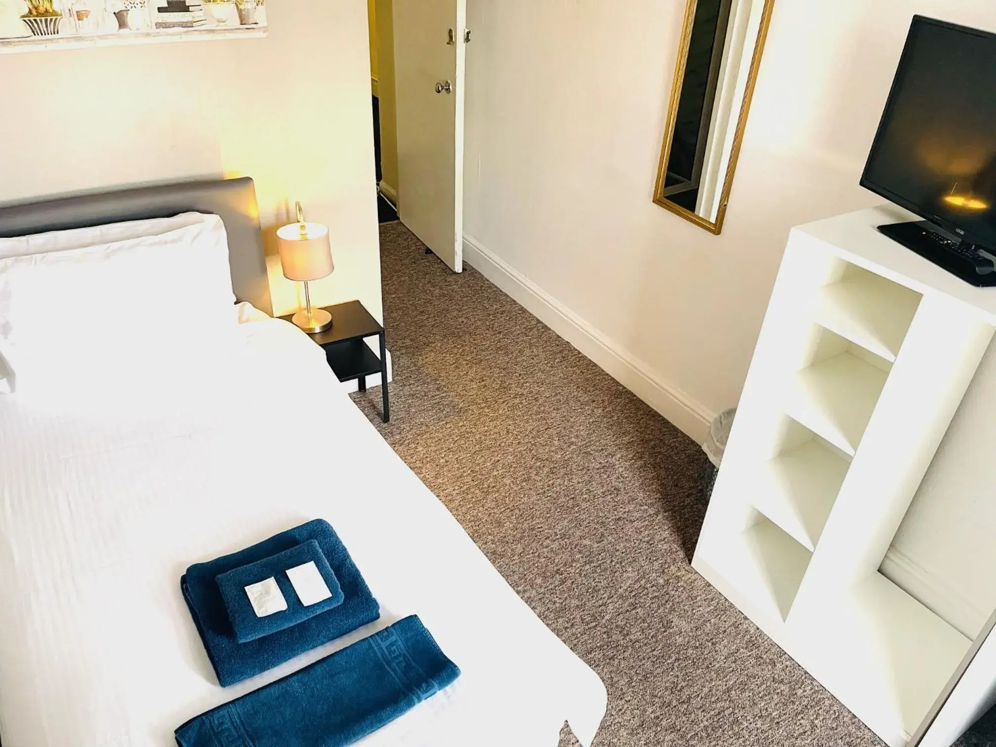 Economy Single Room - single occupancy in Royal Ashton Townhouse - Taunton Economy Single Room - single occupancy in Royal Ashton Townhouse - Taunton