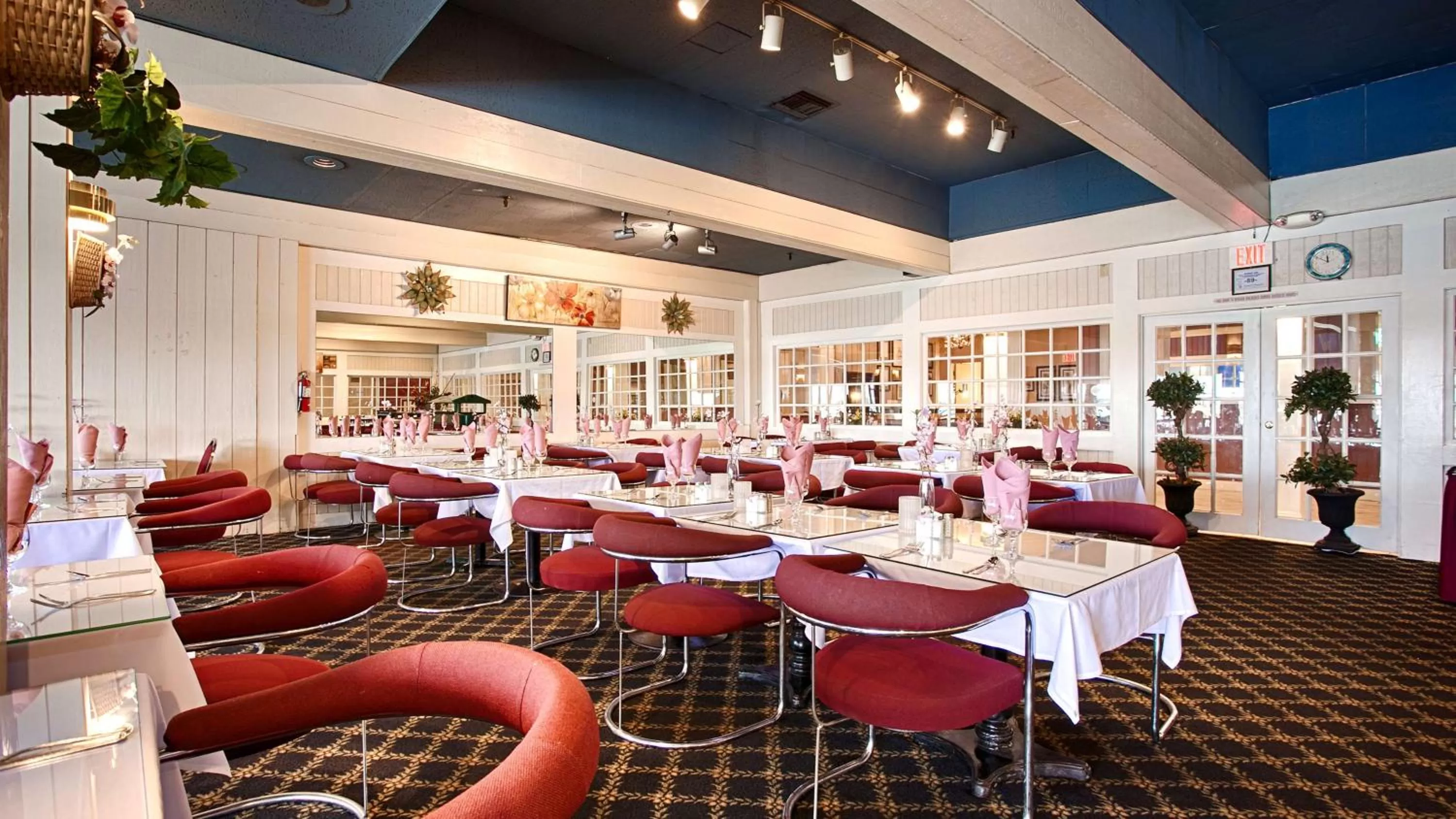 Restaurant/places to eat in Golden Sails Hotel