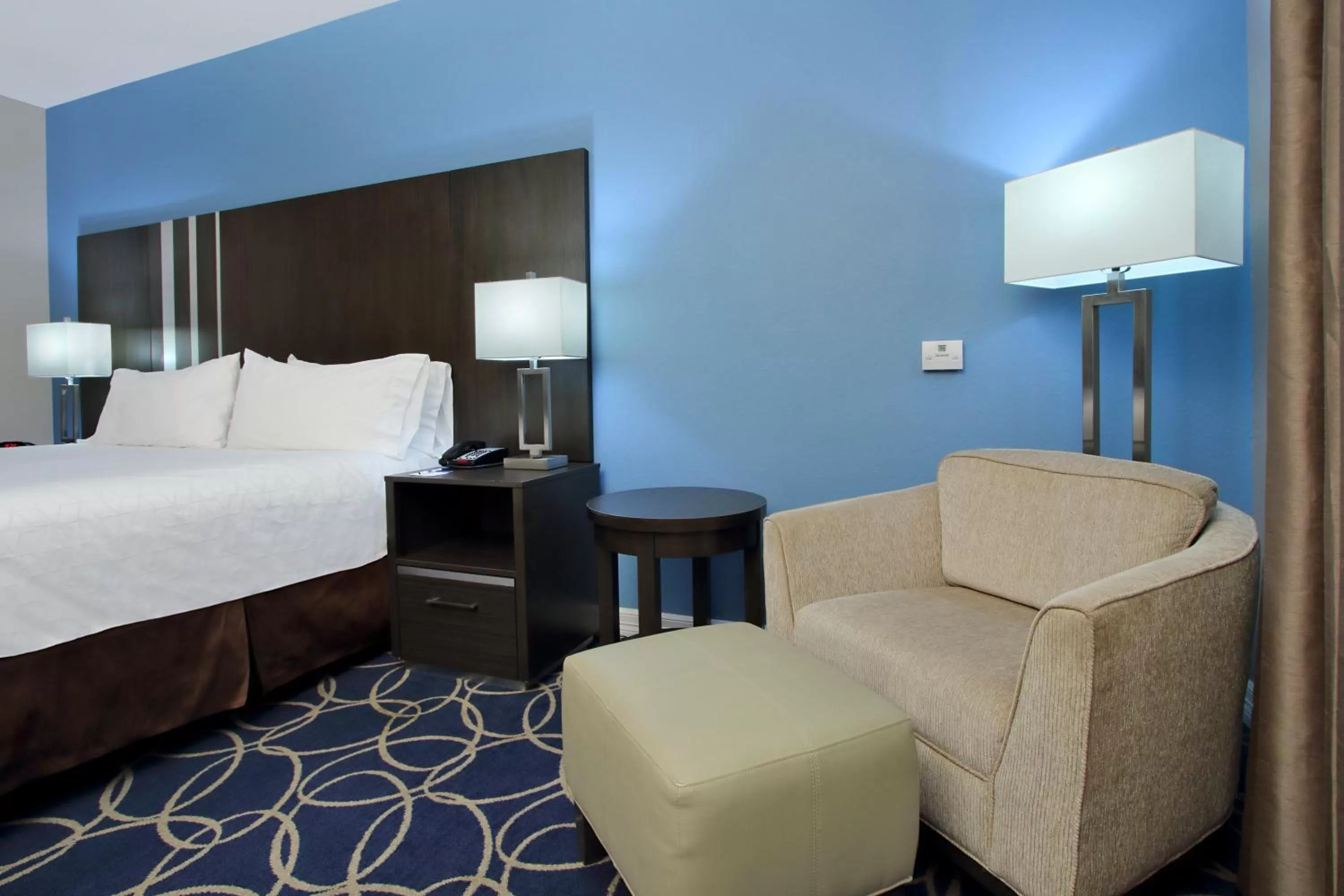 Photo of the whole room, Bed in Holiday Inn Express and Suites Houston North - IAH Area by IHG