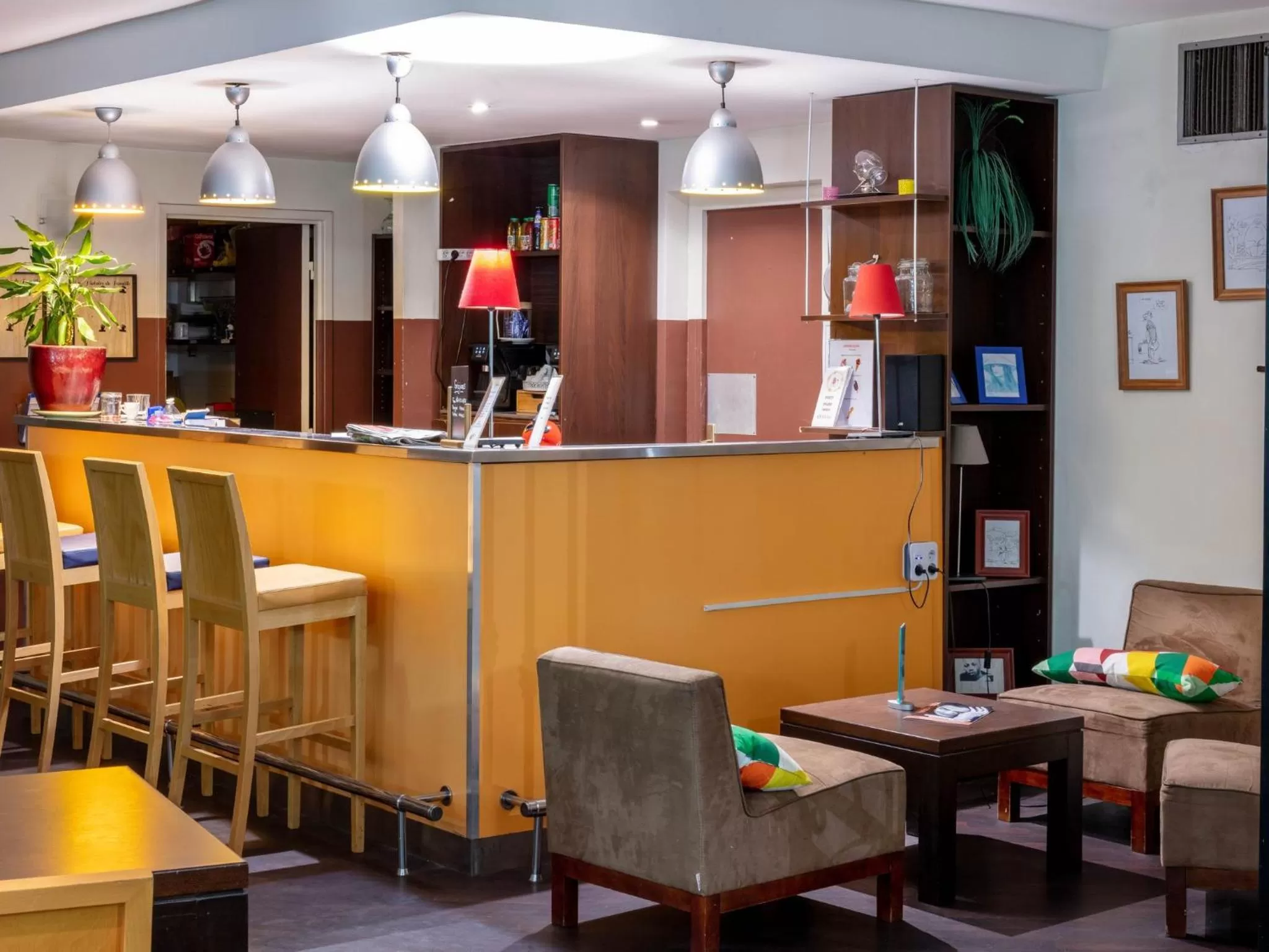 Lounge or bar in Noemys Toulon La Valette - Hotel restaurant avec piscine